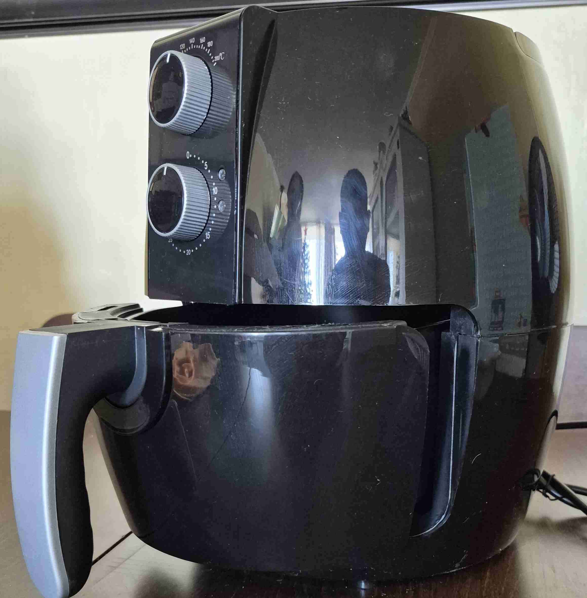 Freidora de aire negra moderna - miniatura 1