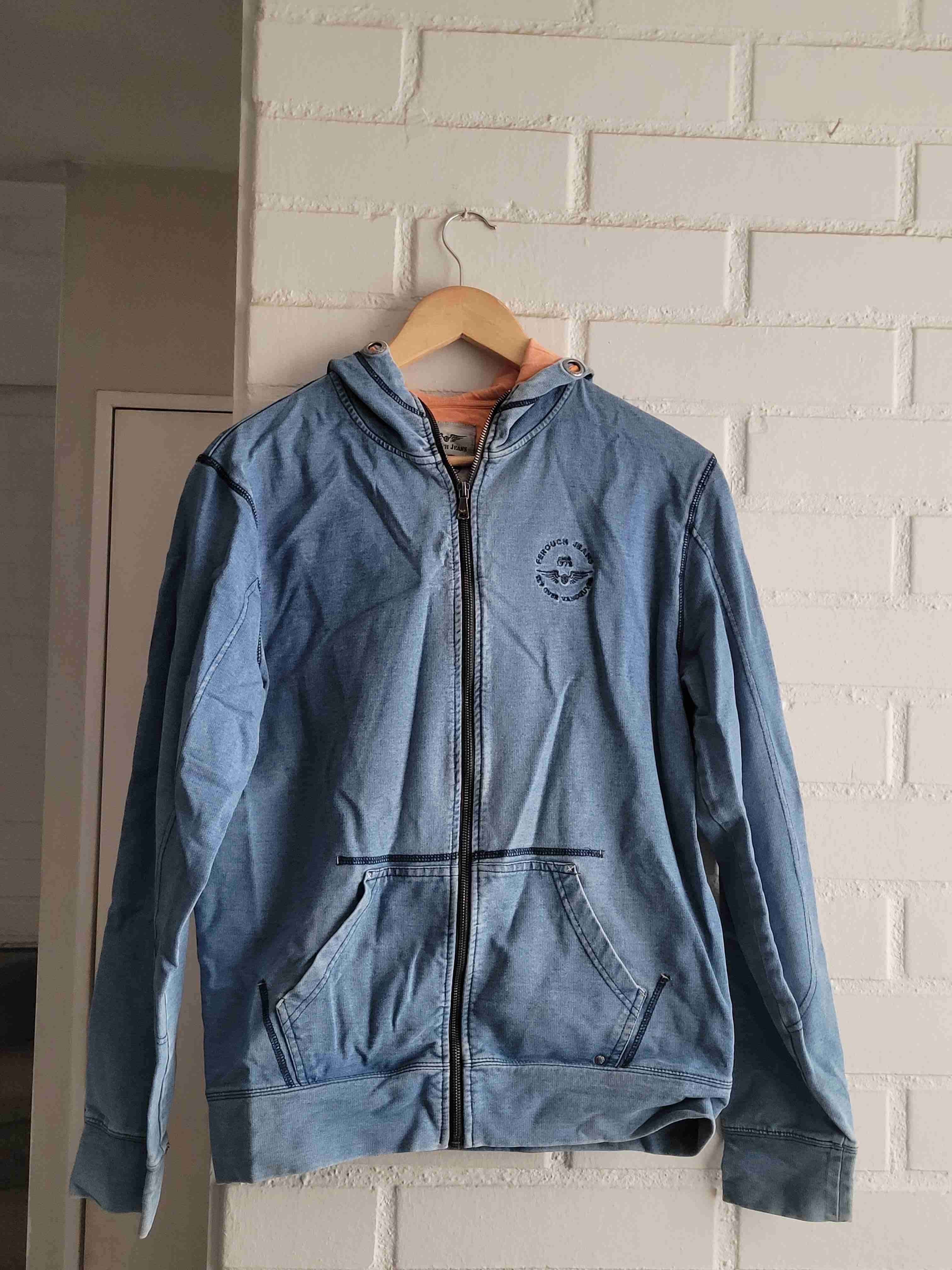 Polerón azul con capucha y cierre