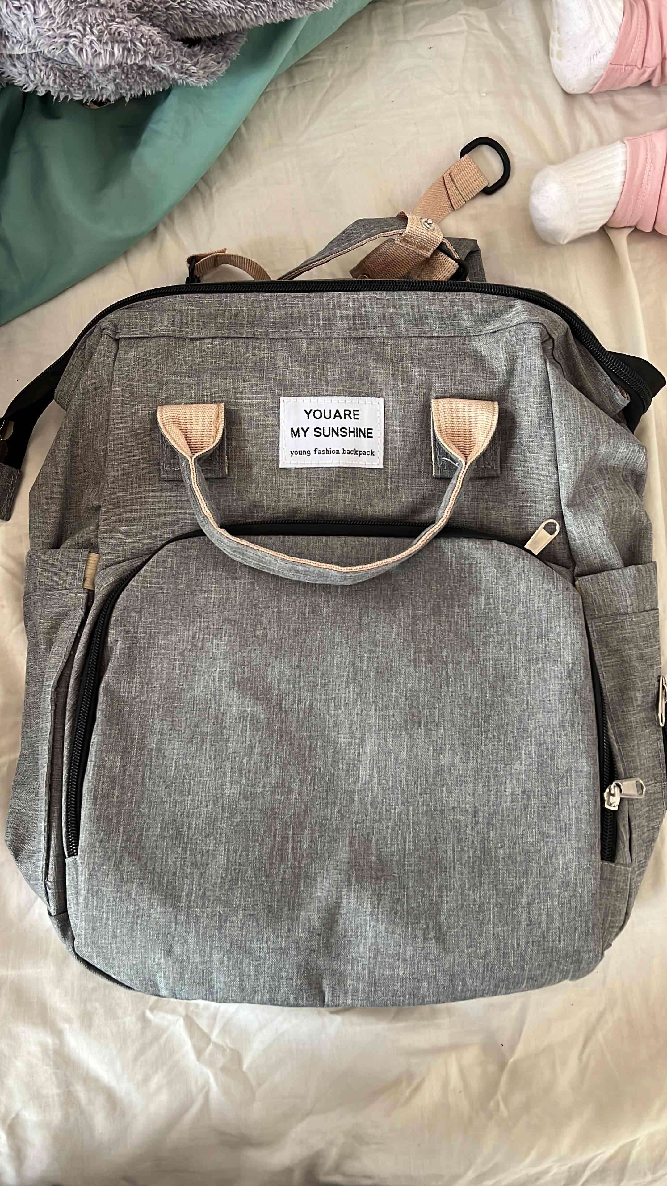 Mochila gris estilo moderno