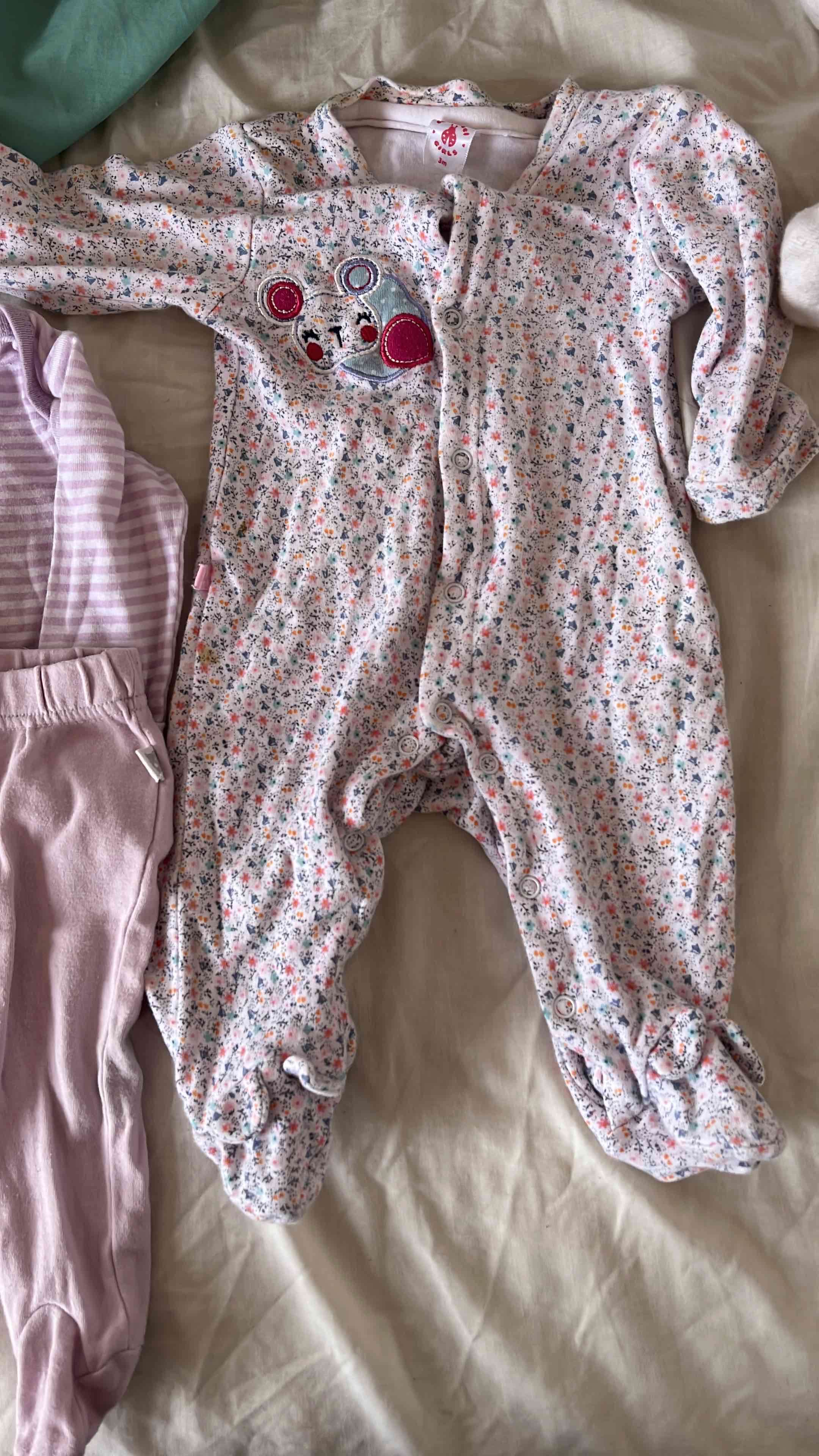 Pijama infantil con estampado floral