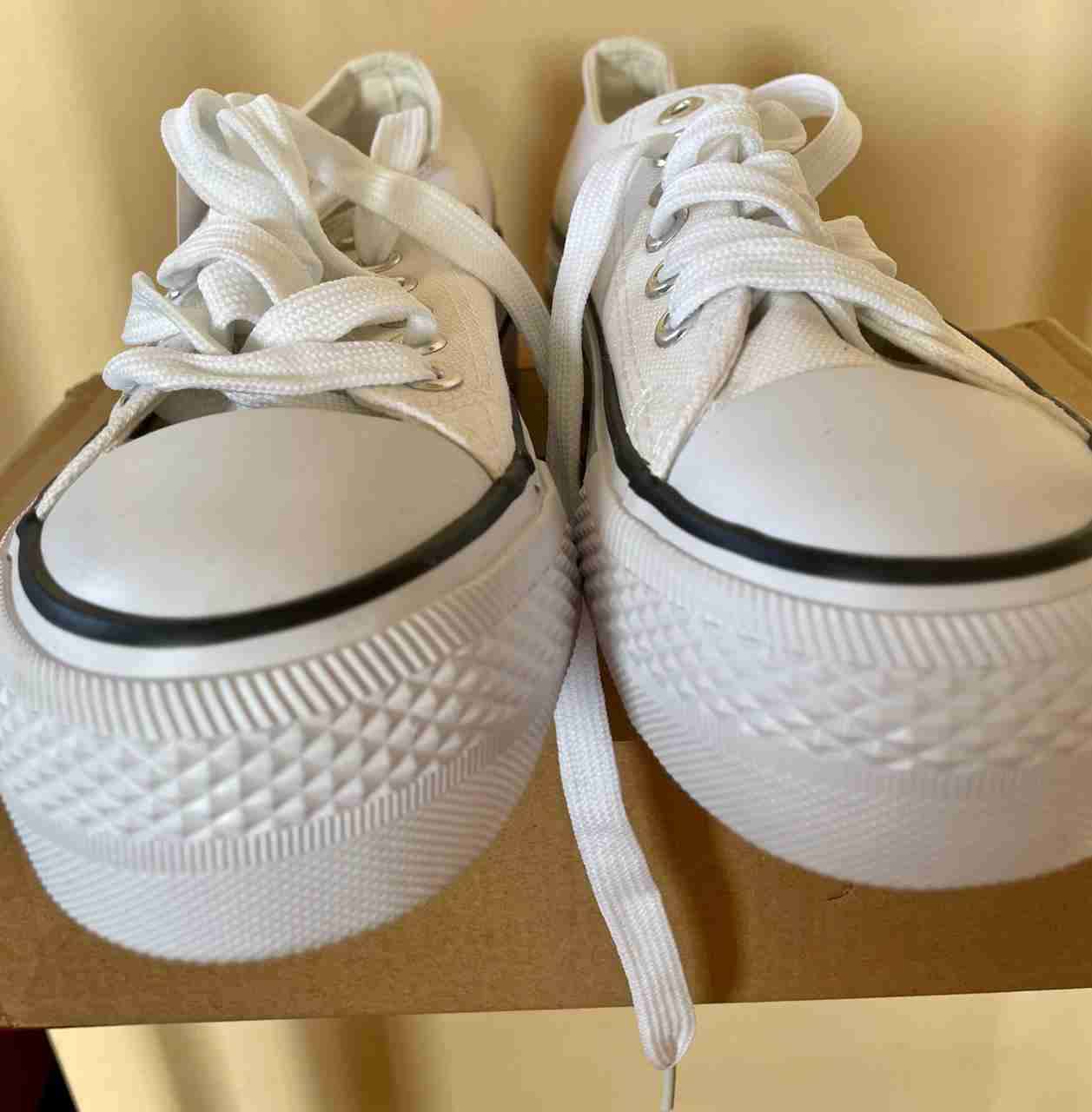 Zapatillas blancas deportivas - miniatura 3