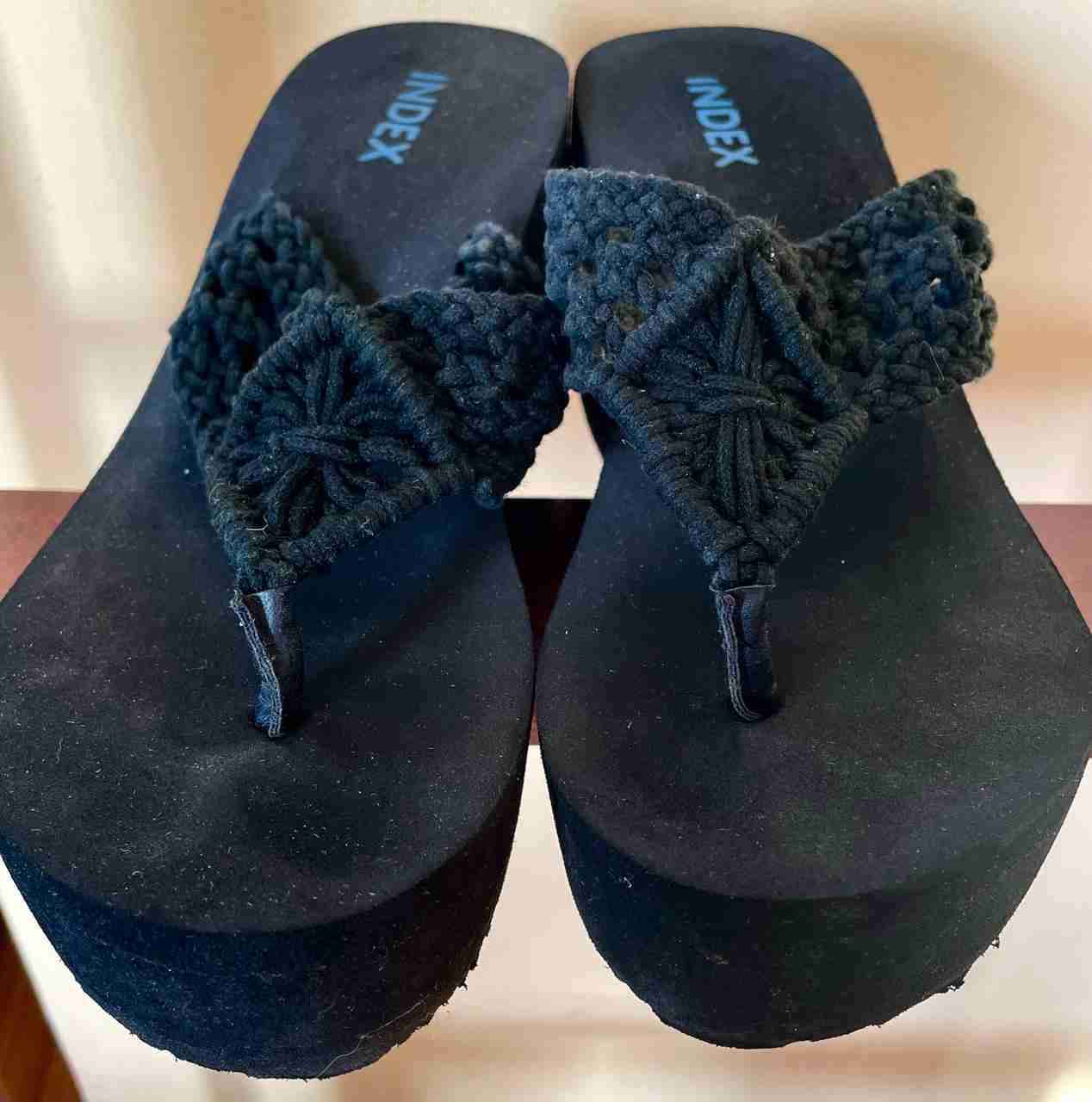 Chanclas negras con plataforma