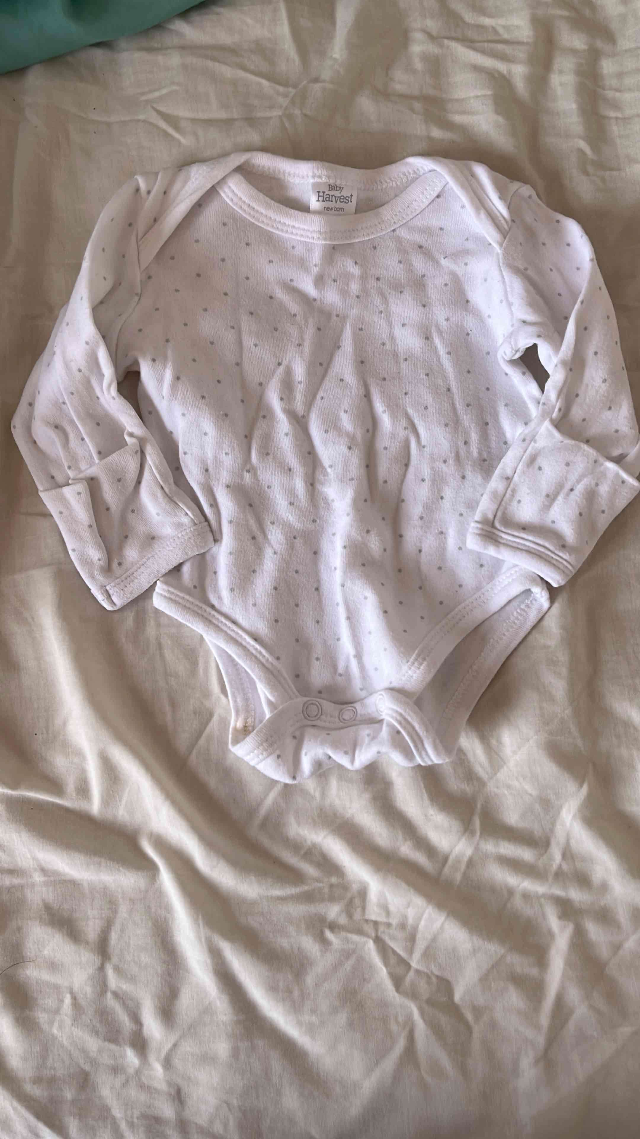 Body blanco de bebé con lunares