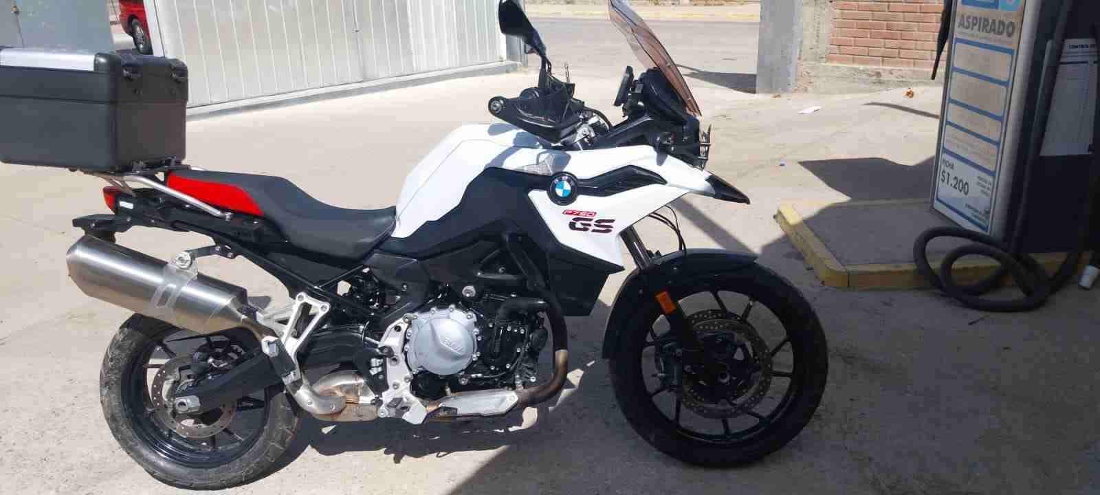 Moto BMW GS blanca con maletero - miniatura 1