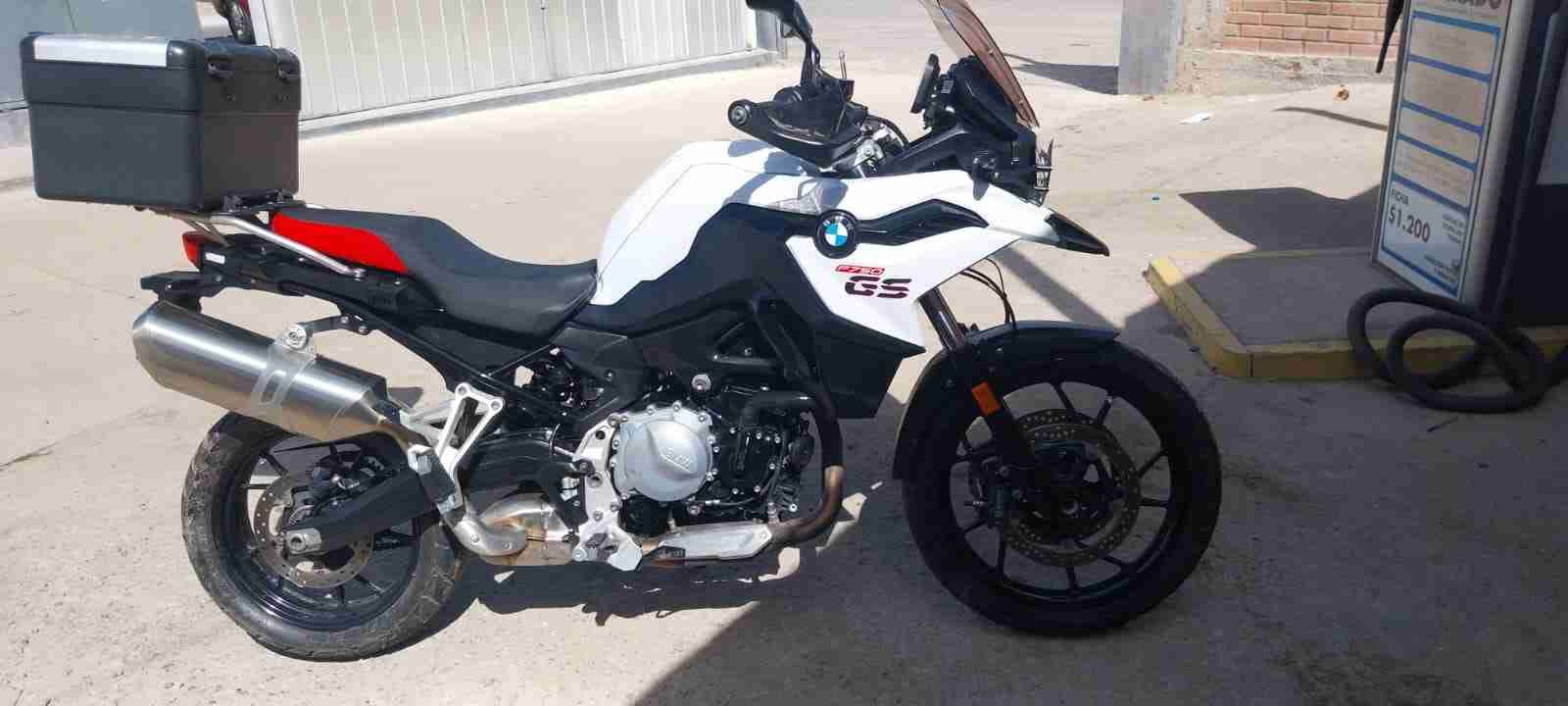 Moto BMW GS blanca con maletero - miniatura 2