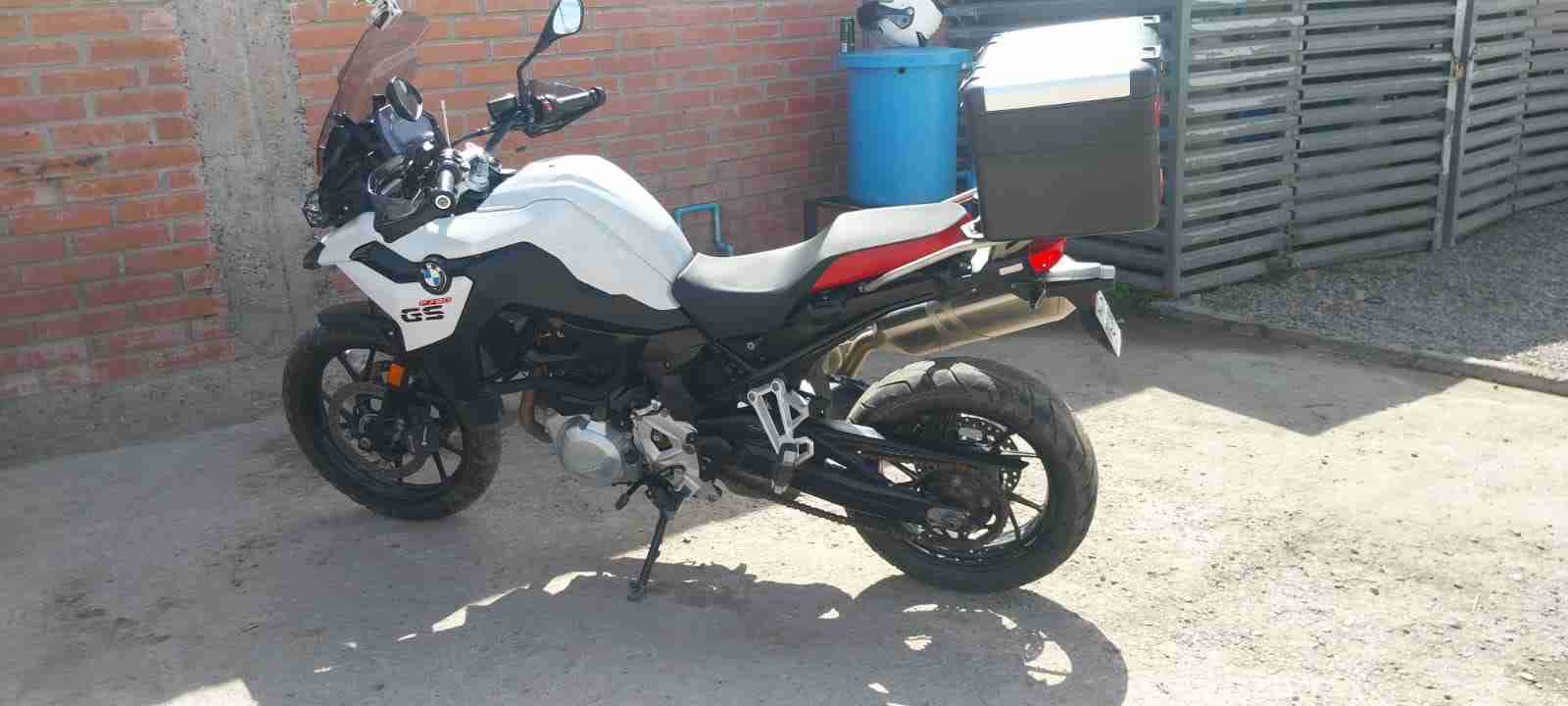 Moto BMW GS blanca con maletero - miniatura 3
