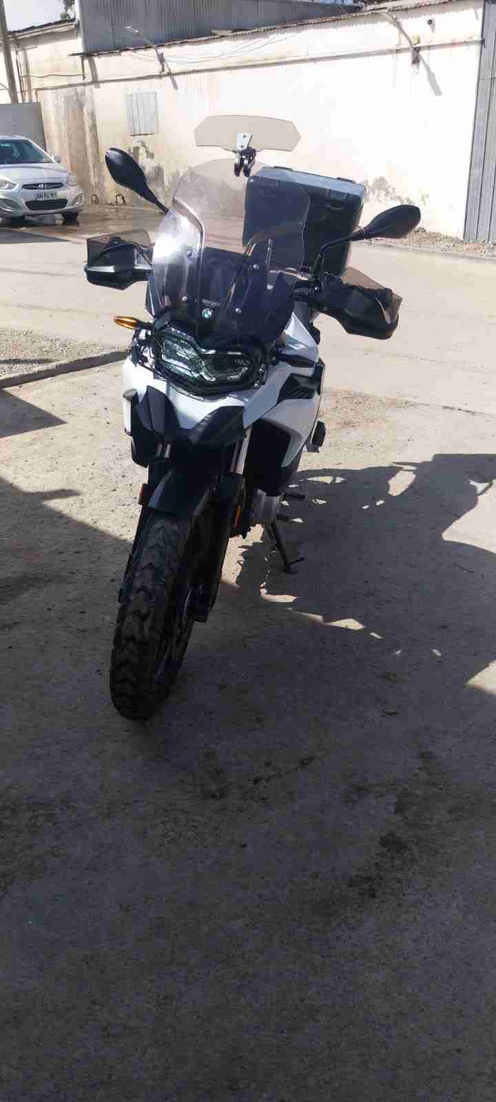 Moto BMW GS blanca con maletero - miniatura 4