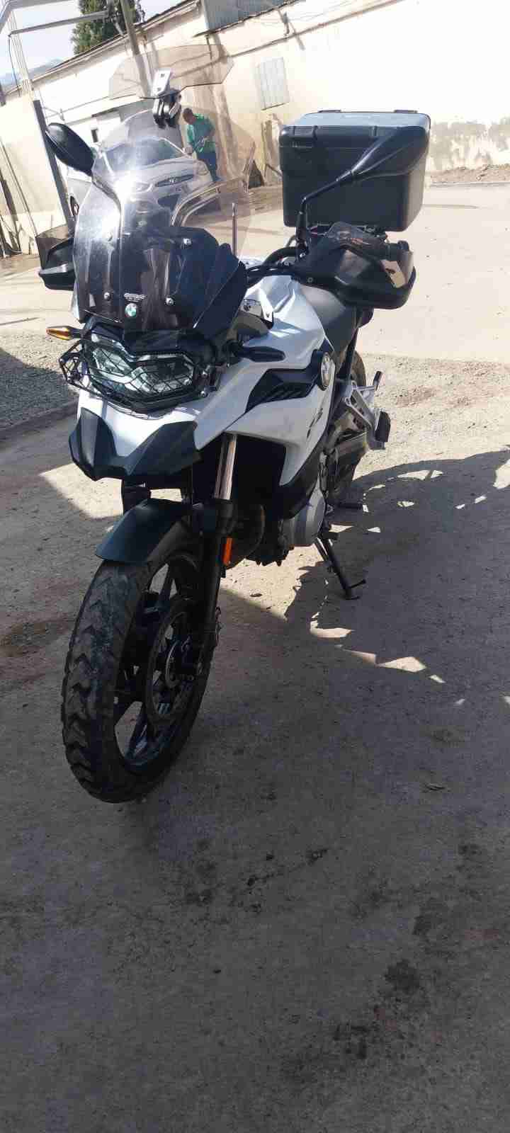 Moto BMW GS blanca con maletero - miniatura 5