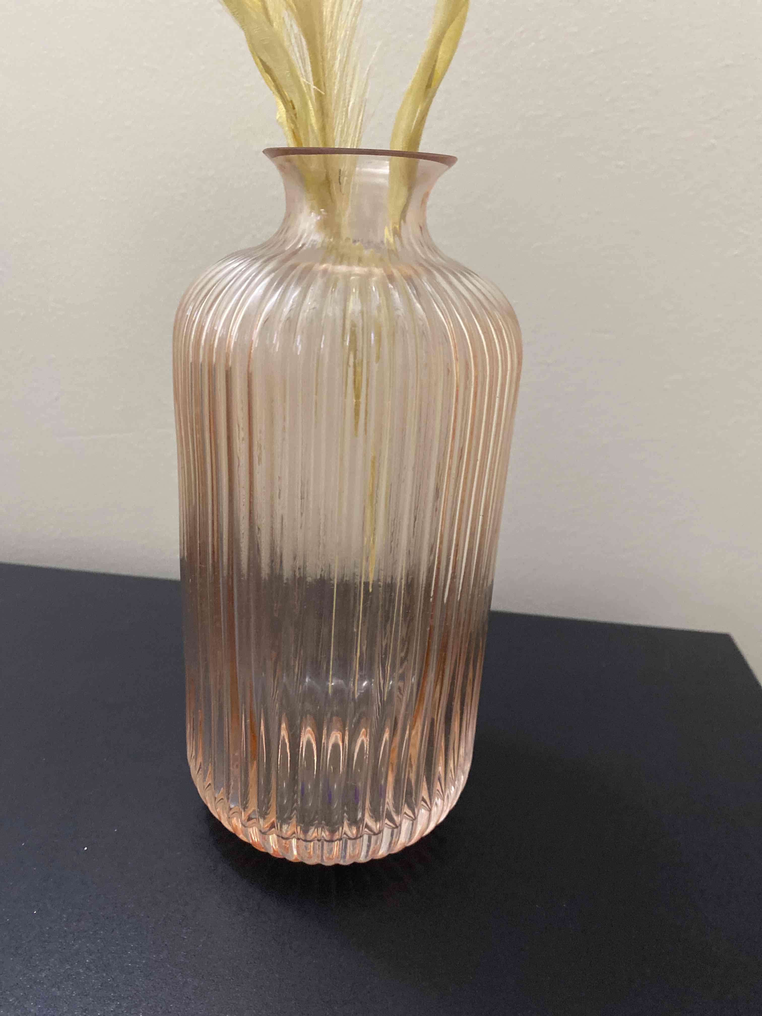 Florero de vidrio rosa