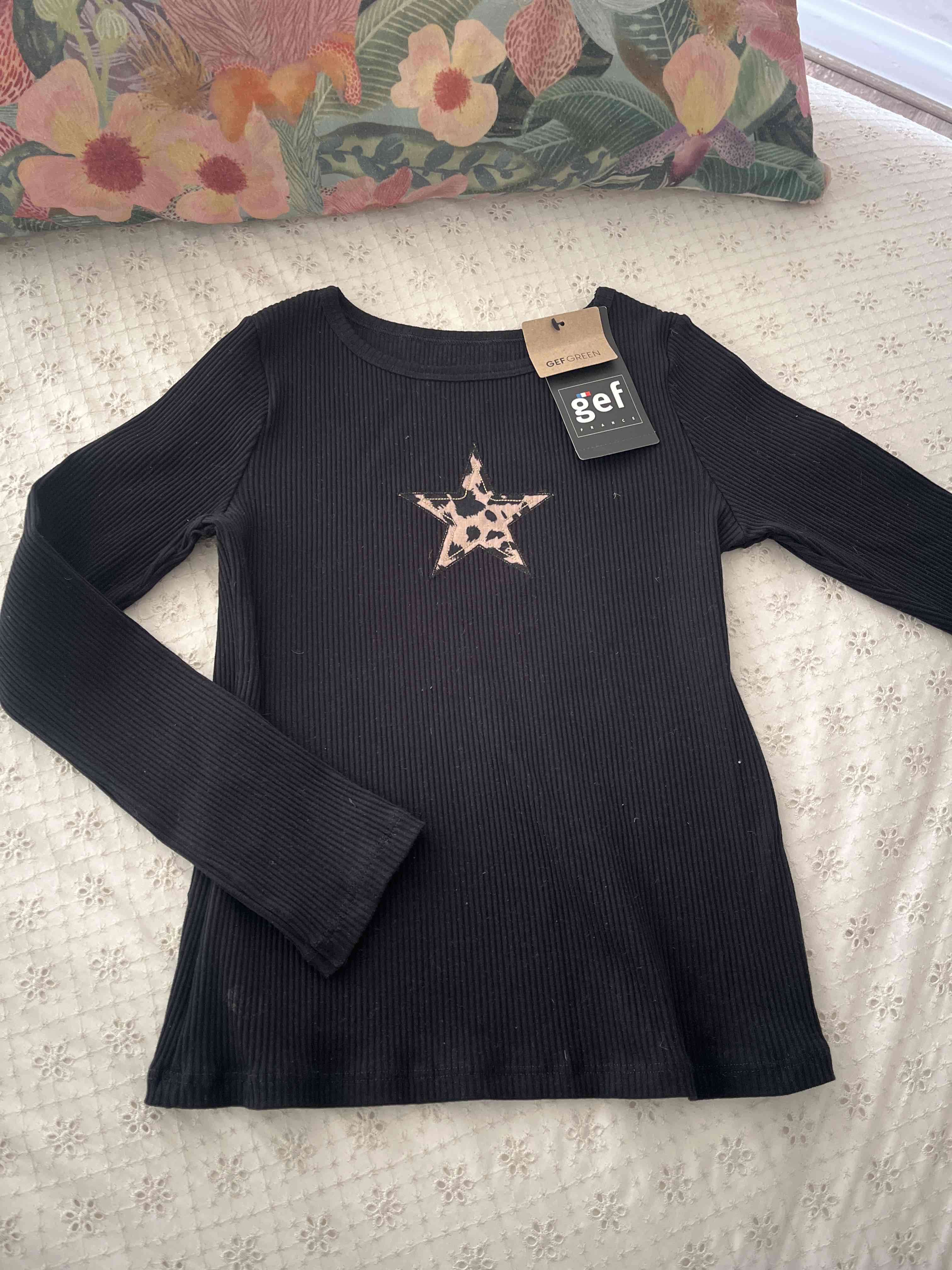 Polera negra con estrella 12 - miniatura 1