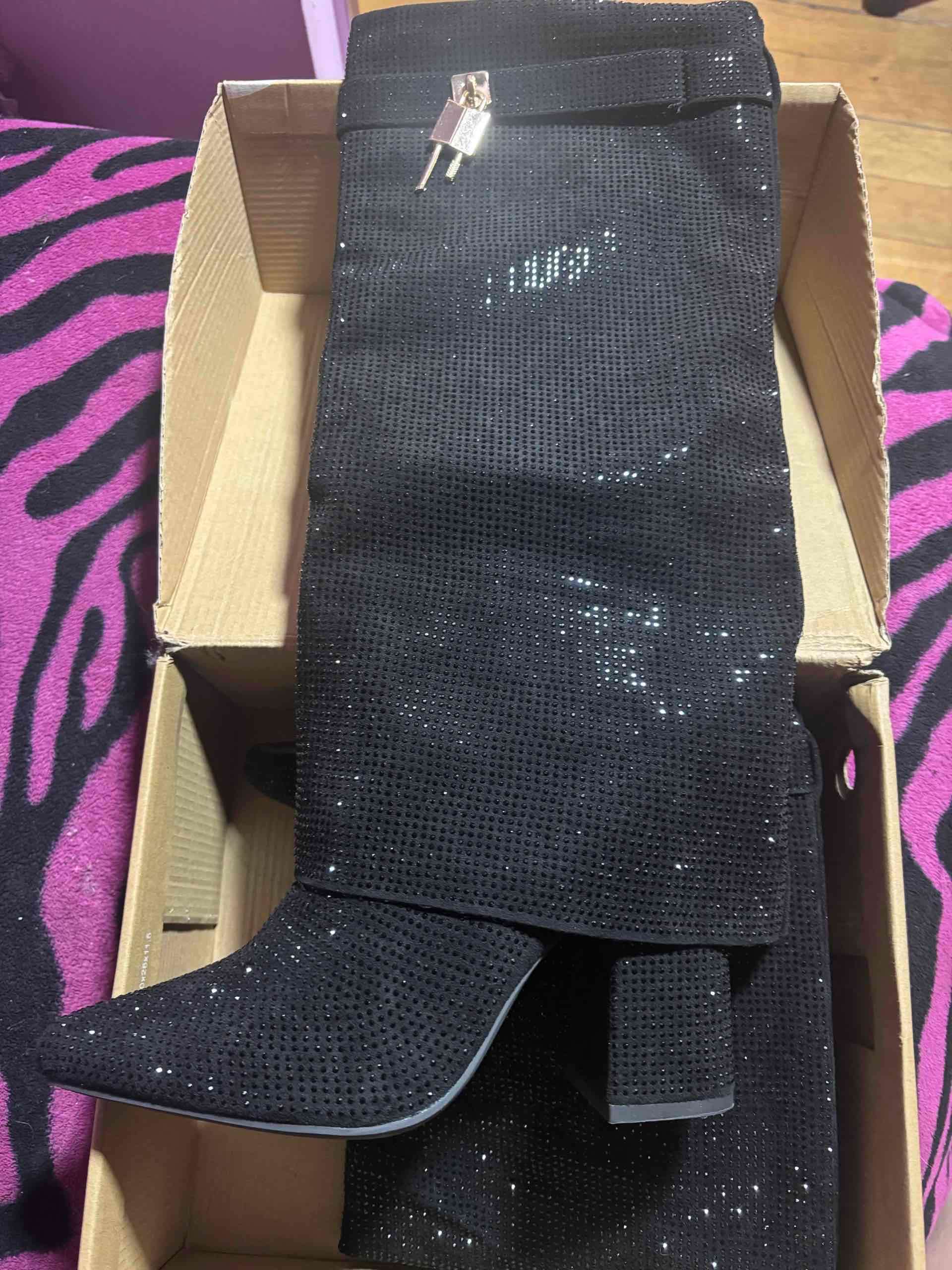 Botas negras brillantes con detalle metálico - miniatura 2