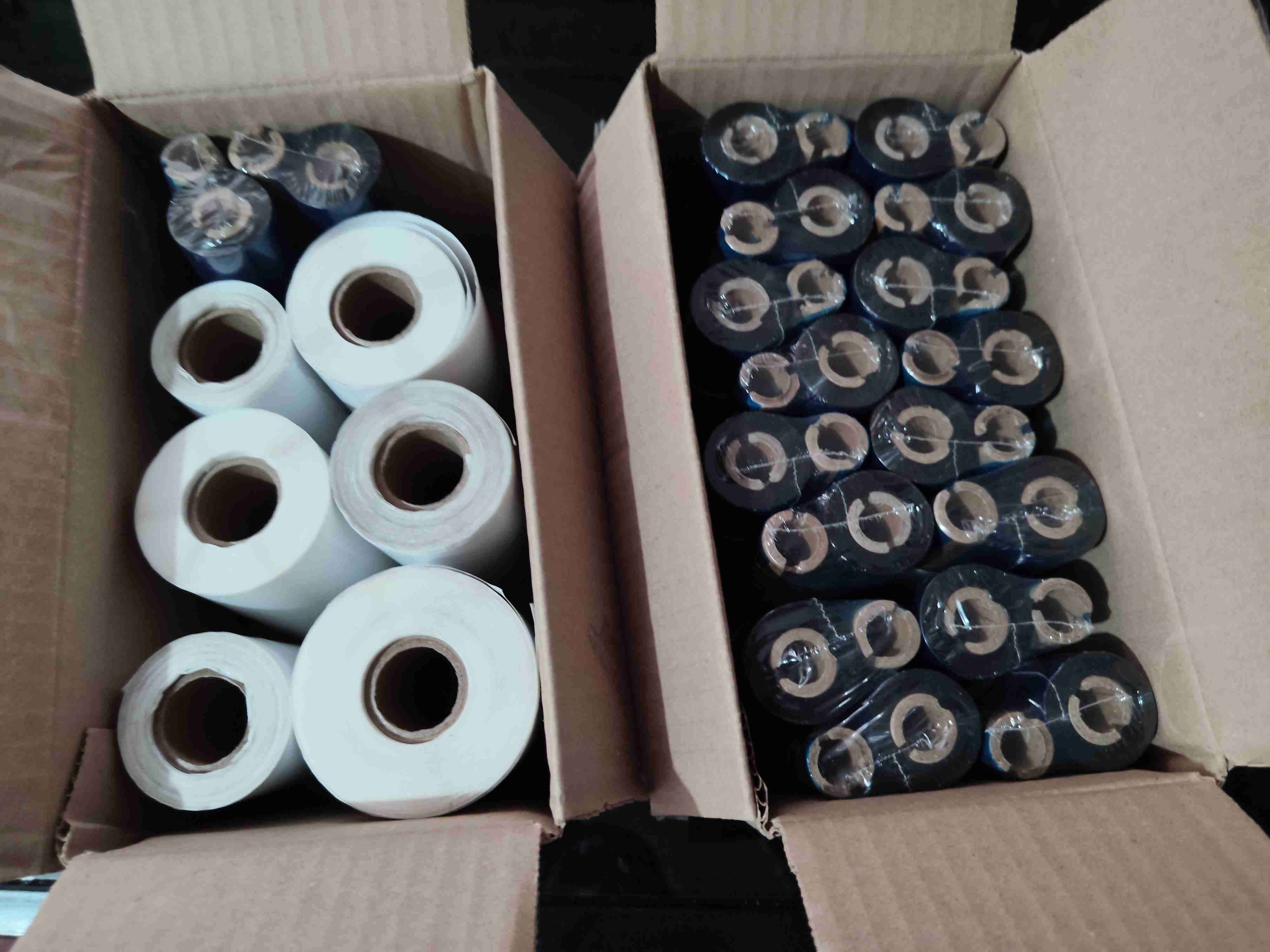 Rollos de etiquetas blancos y cintas color negro