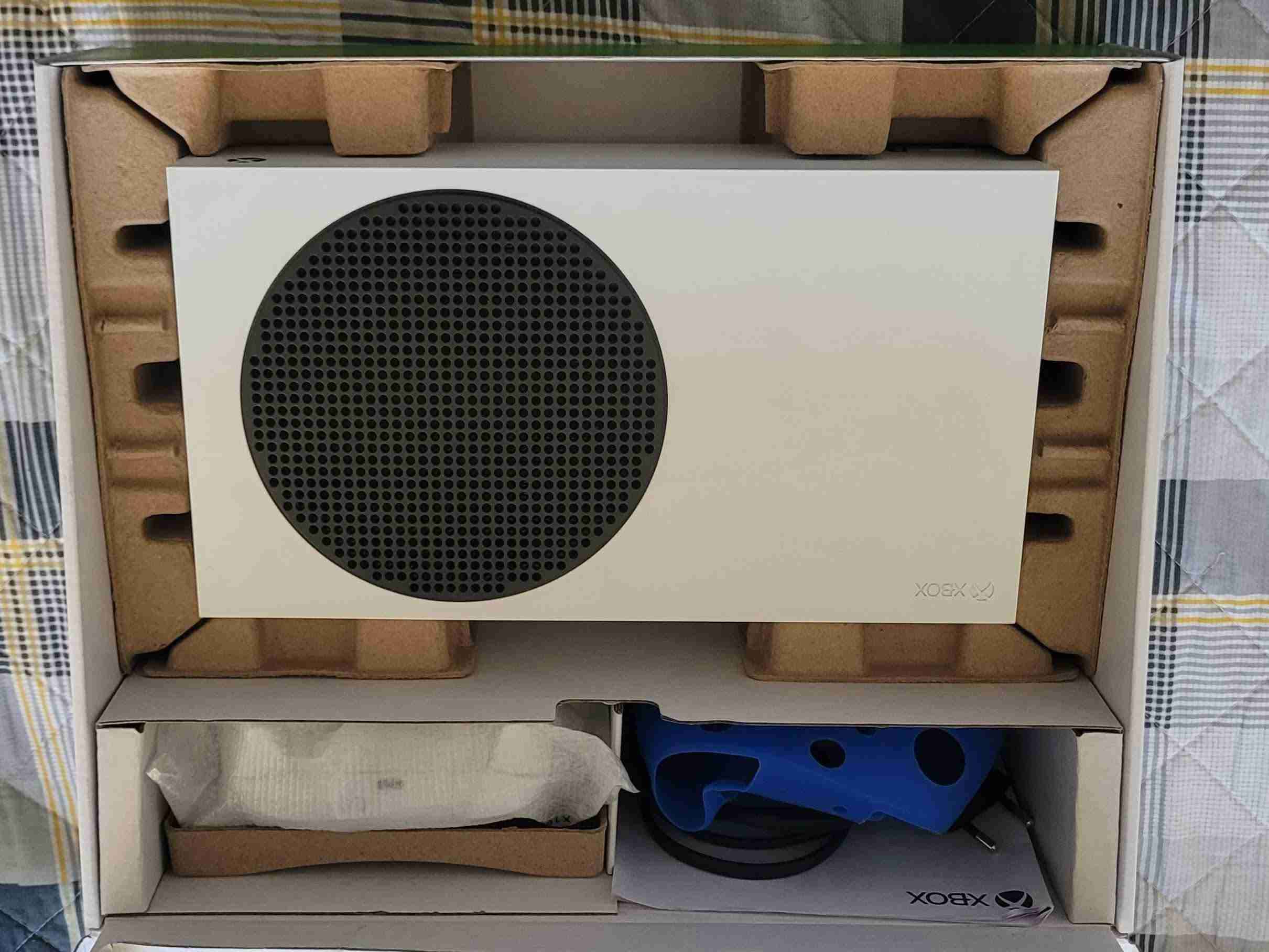 Consola Xbox Series S blanca con accesorios - miniatura 1