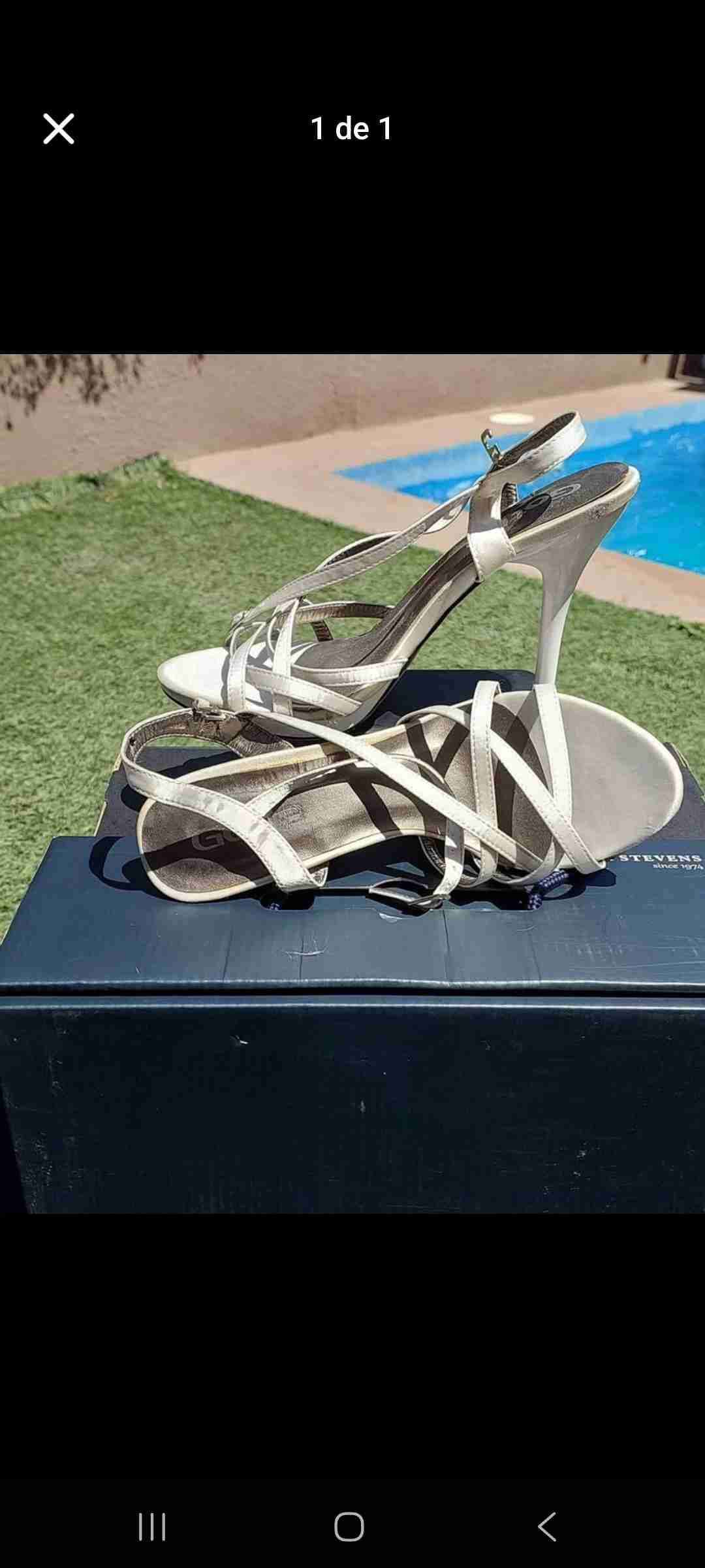 Tacones altos blancos