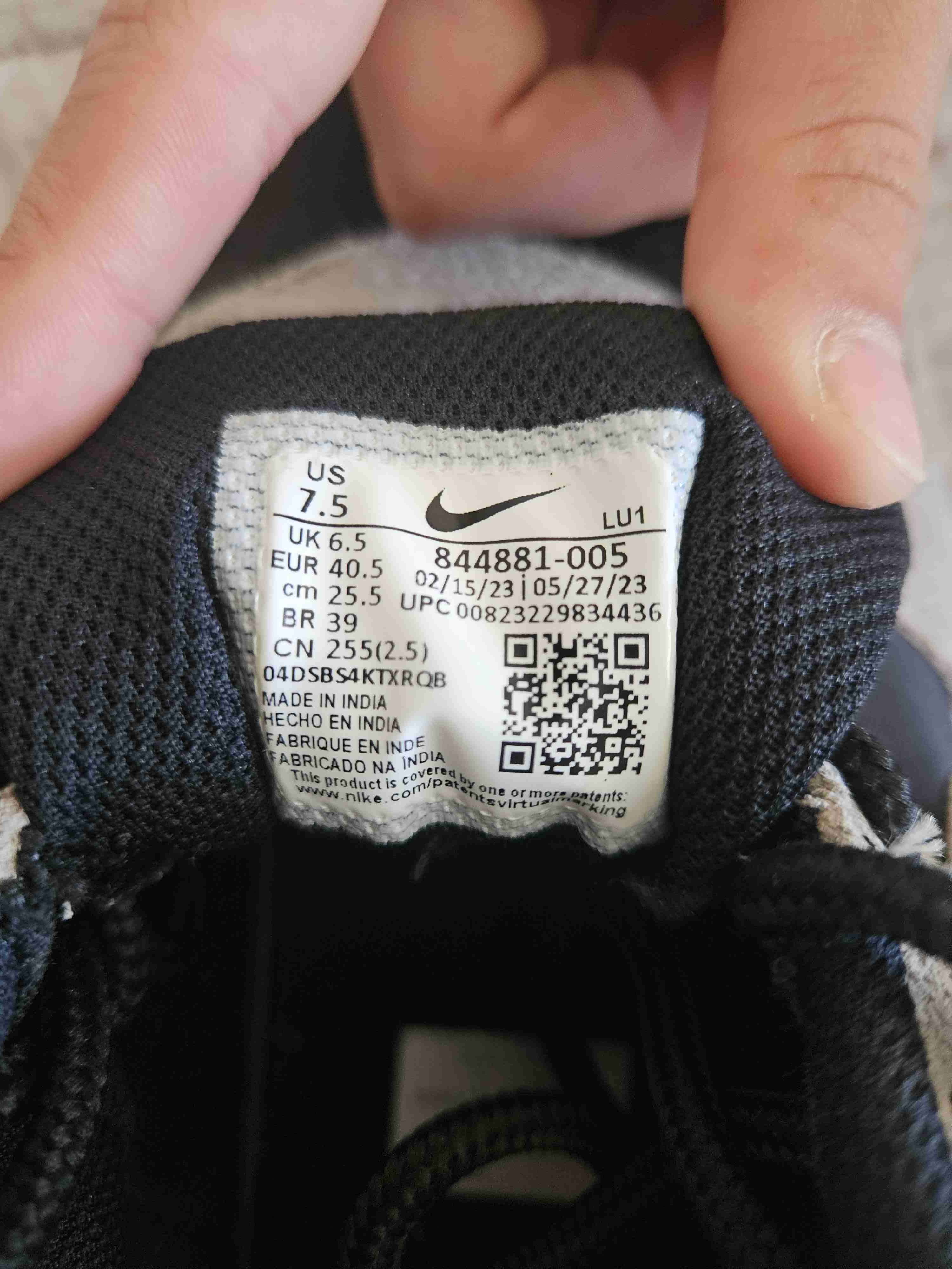 Zapatillas Nike negras y gris claro. - miniatura 3