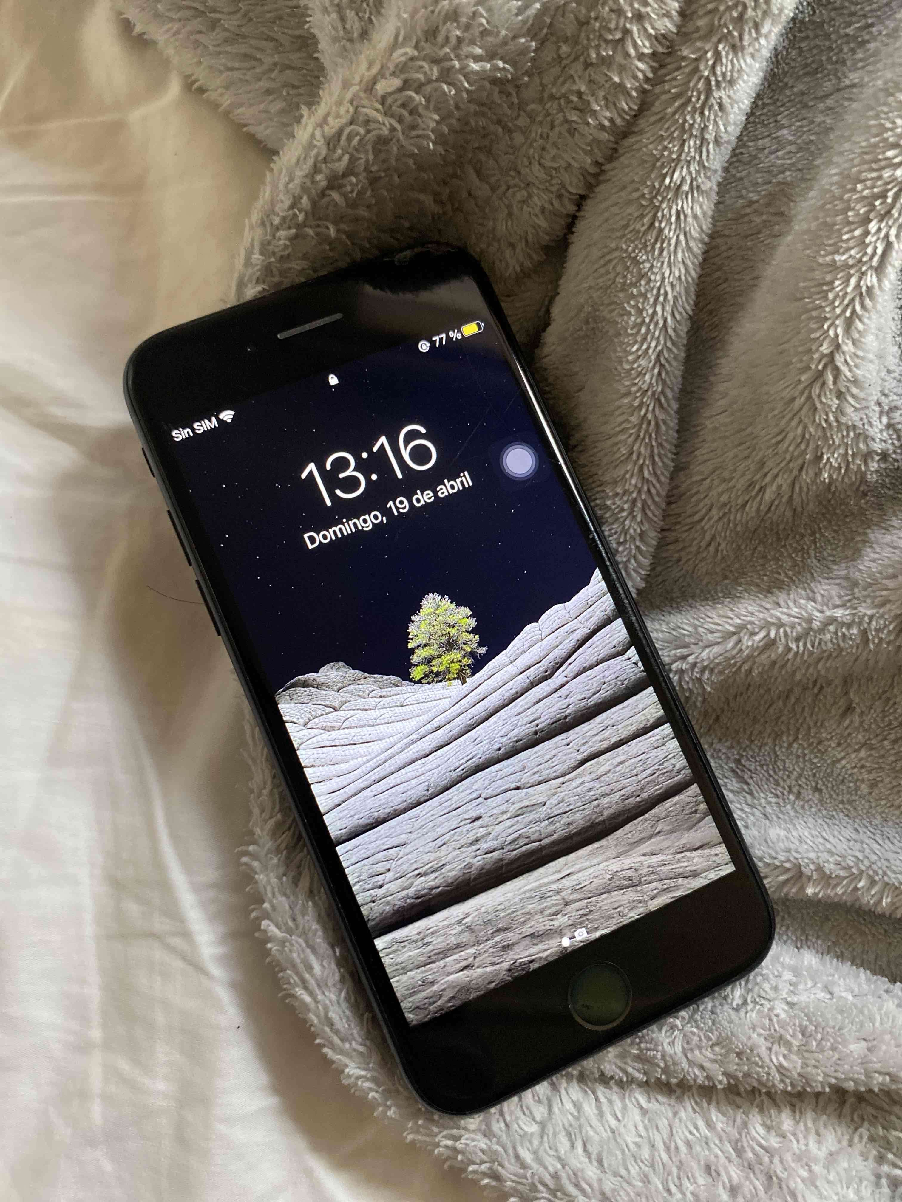 Teléfono móvil negro usado - miniatura 1