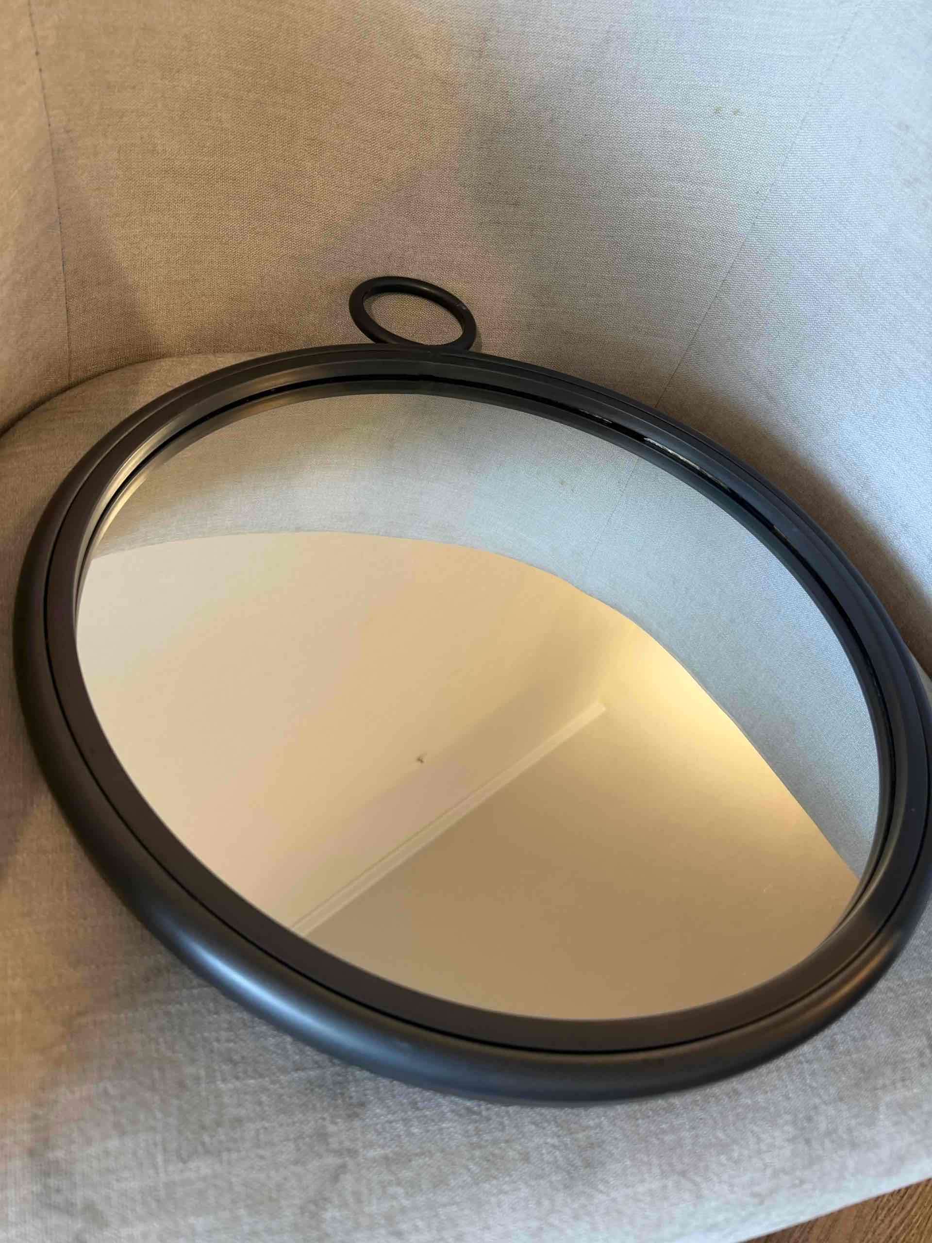 Espejo redondo con marco negro metálico - miniatura 1