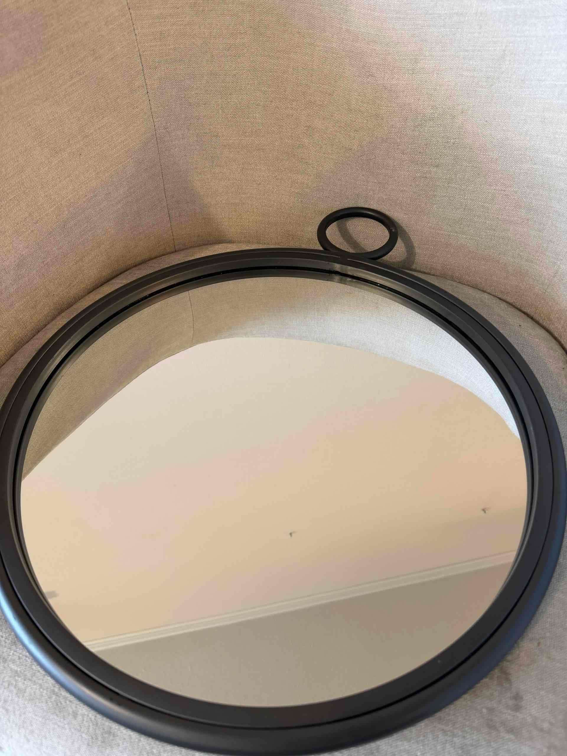 Espejo redondo con marco negro metálico - miniatura 2