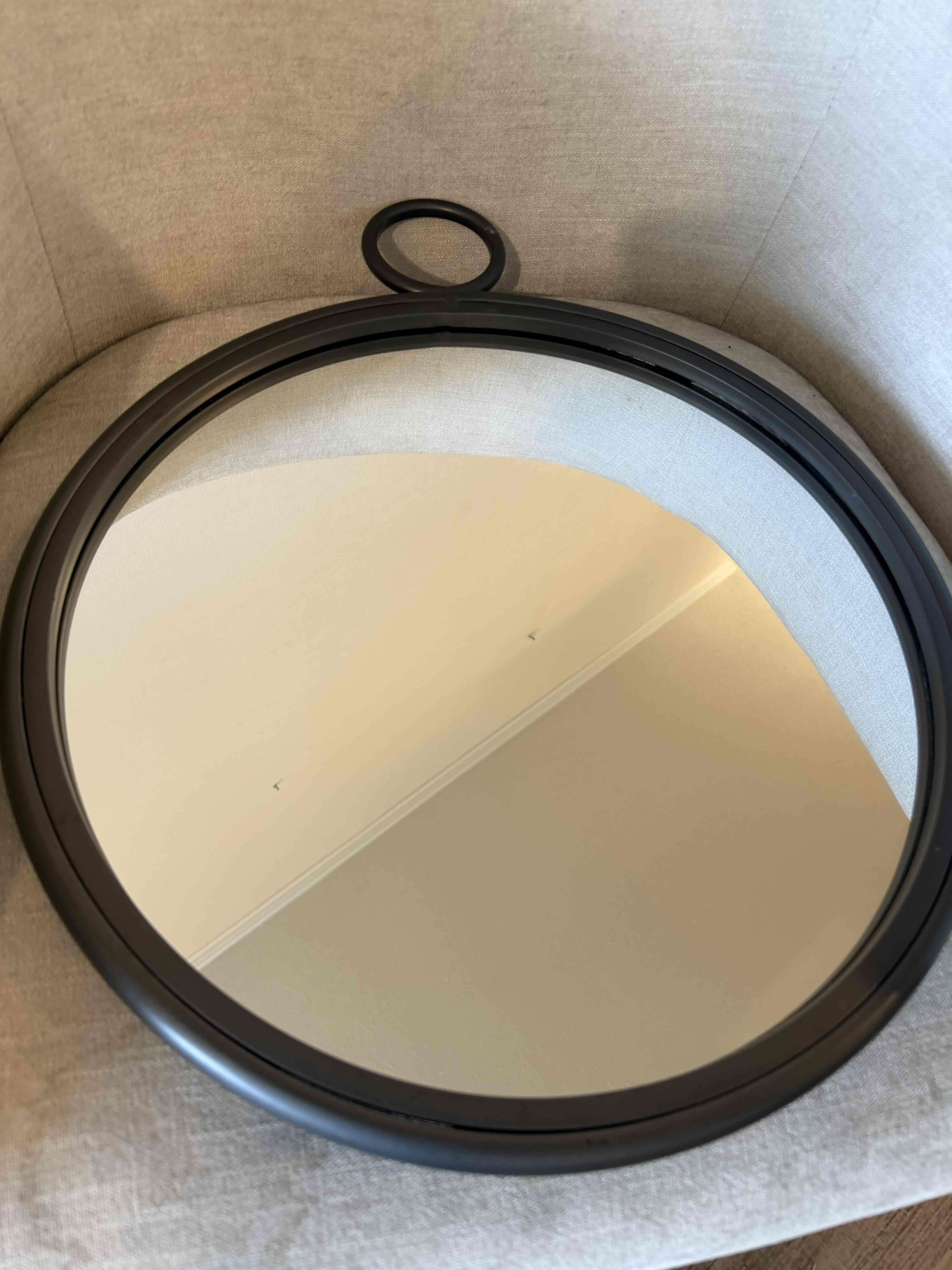 Espejo redondo con marco negro metálico - miniatura 3