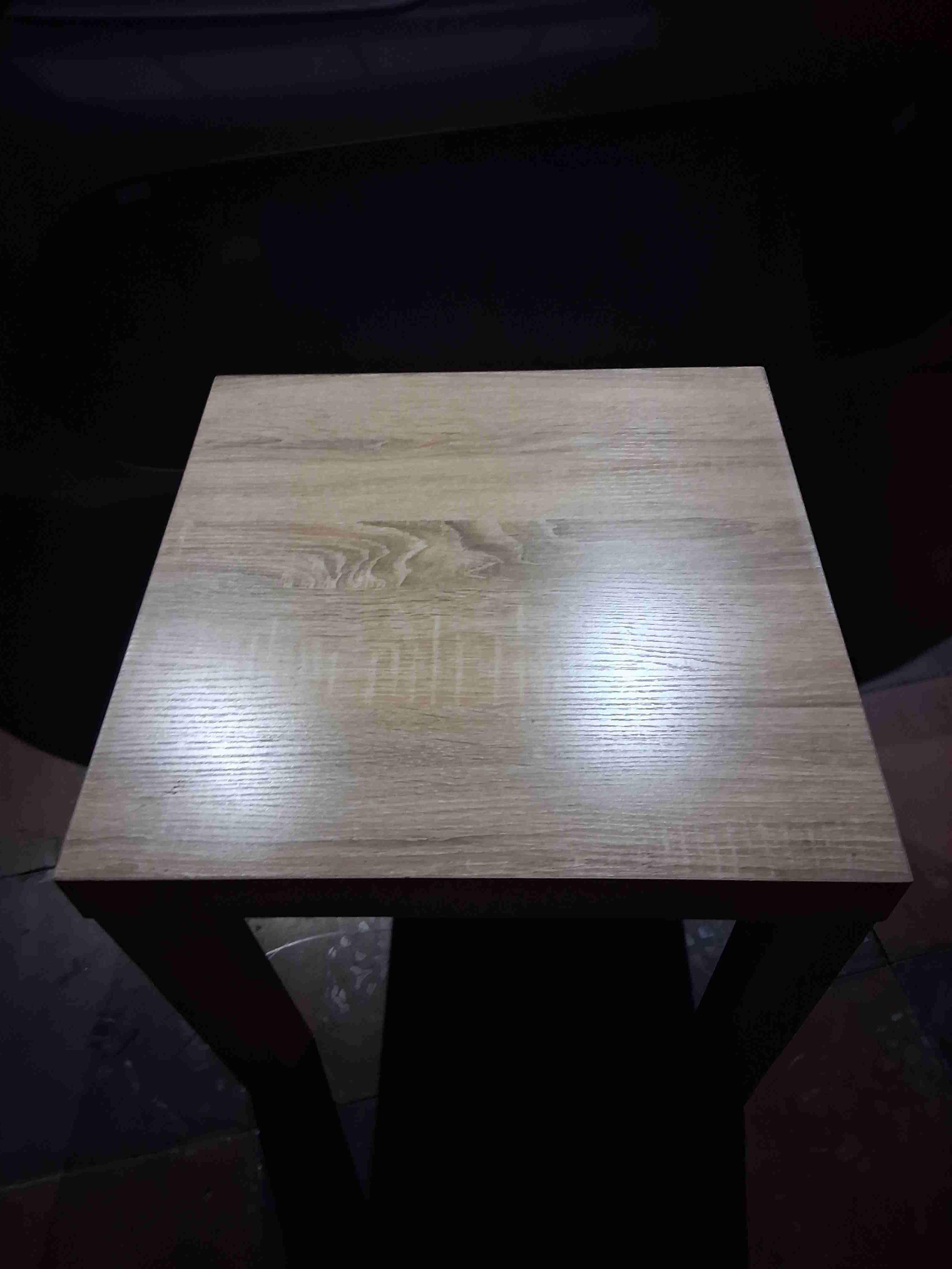 Mesa de madera cuadrada - miniatura 1