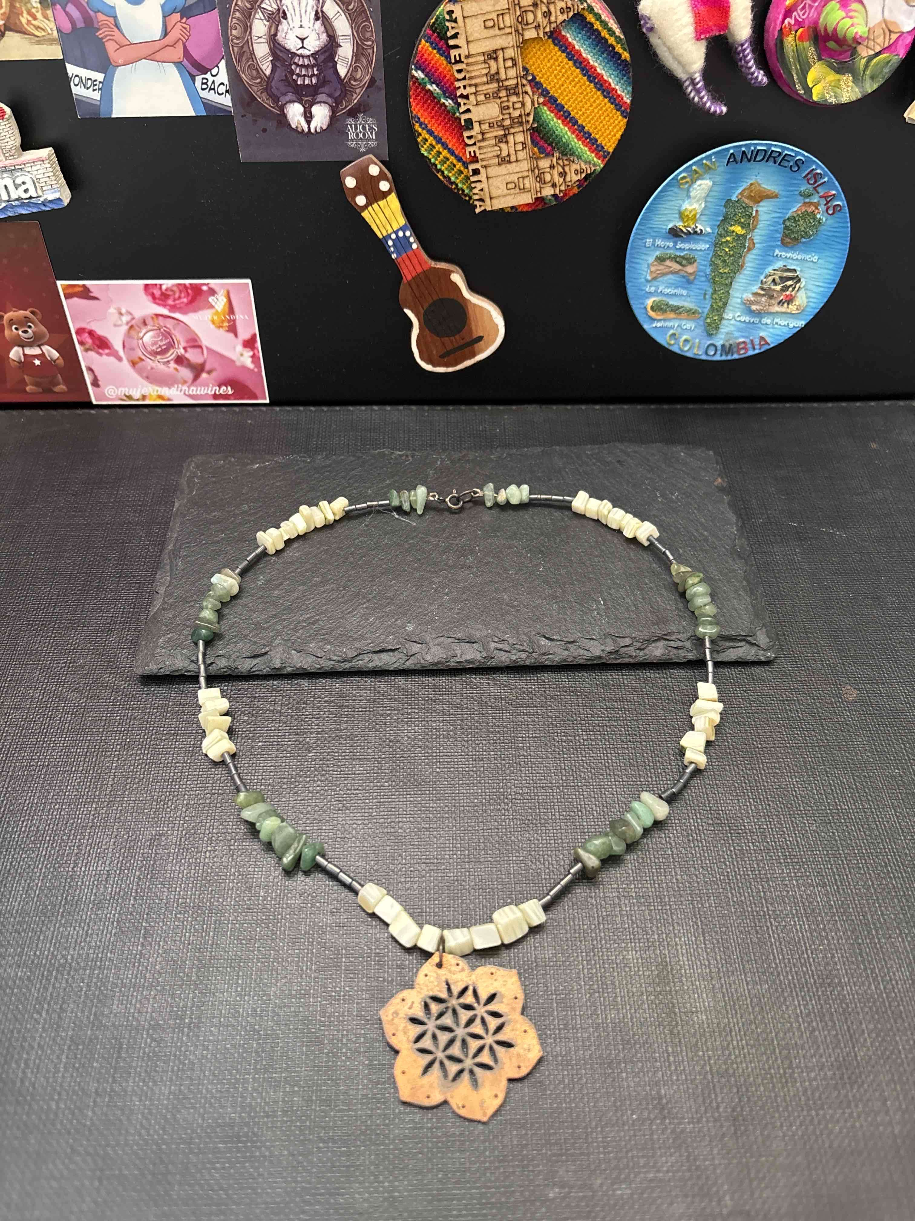 Collar artesanal con dije flor