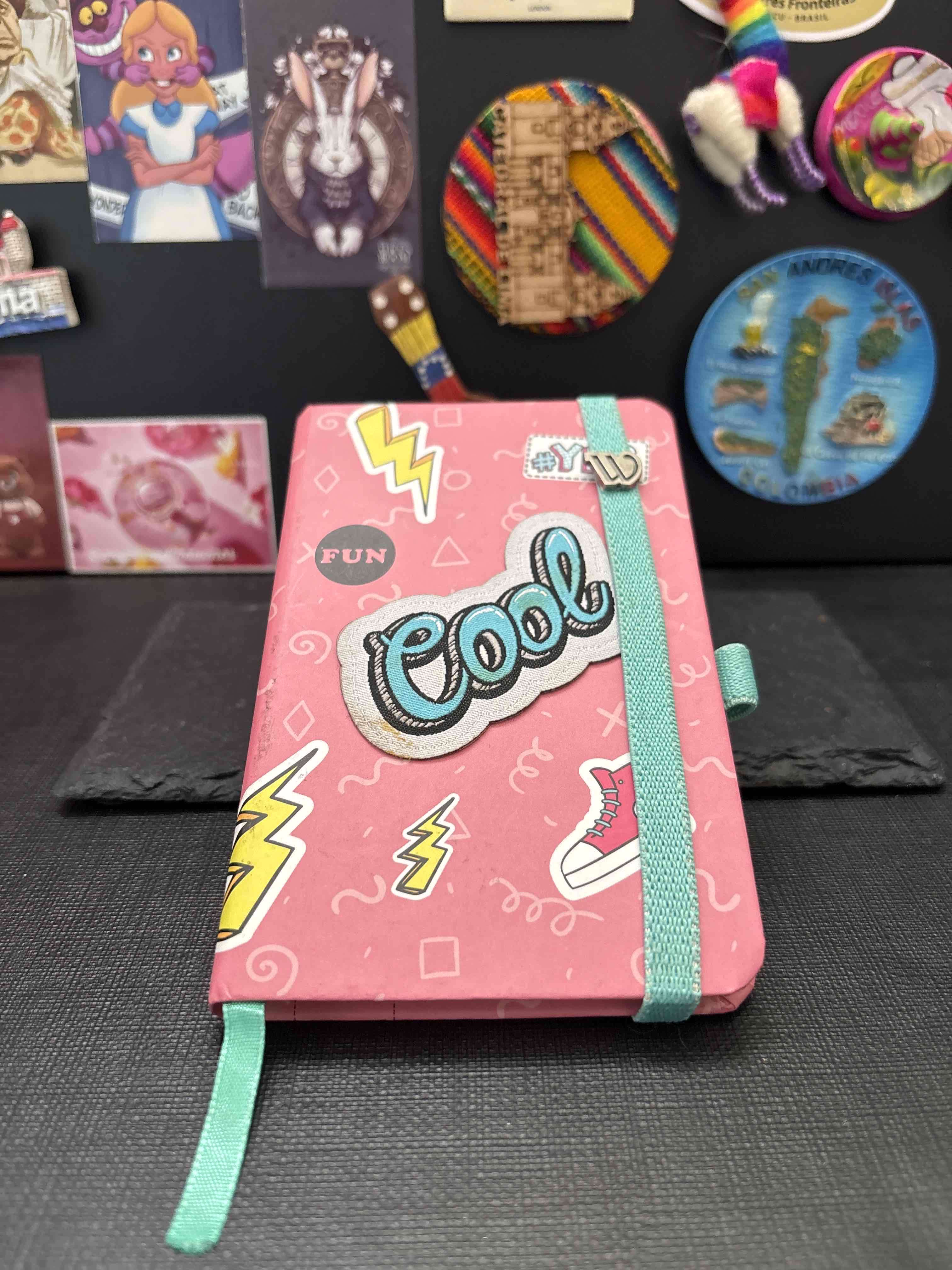 Cuaderno rosado con diseño cool