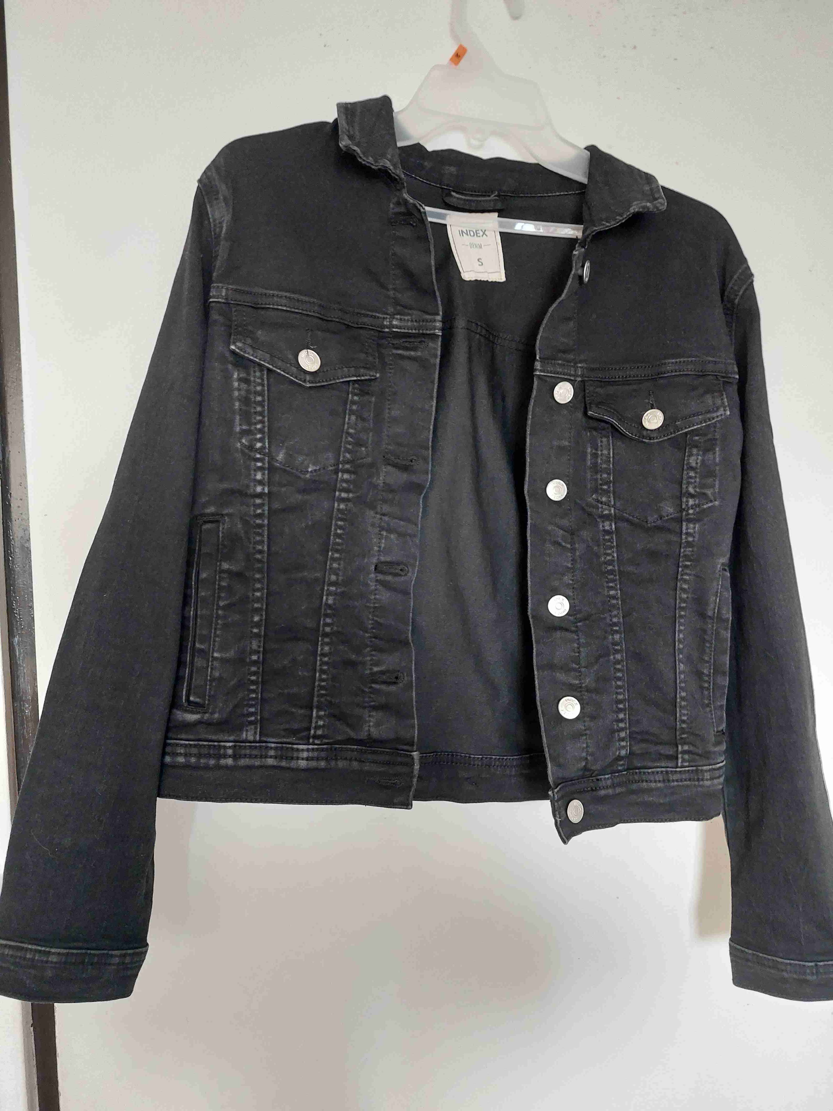 Chaqueta negra de mezclilla