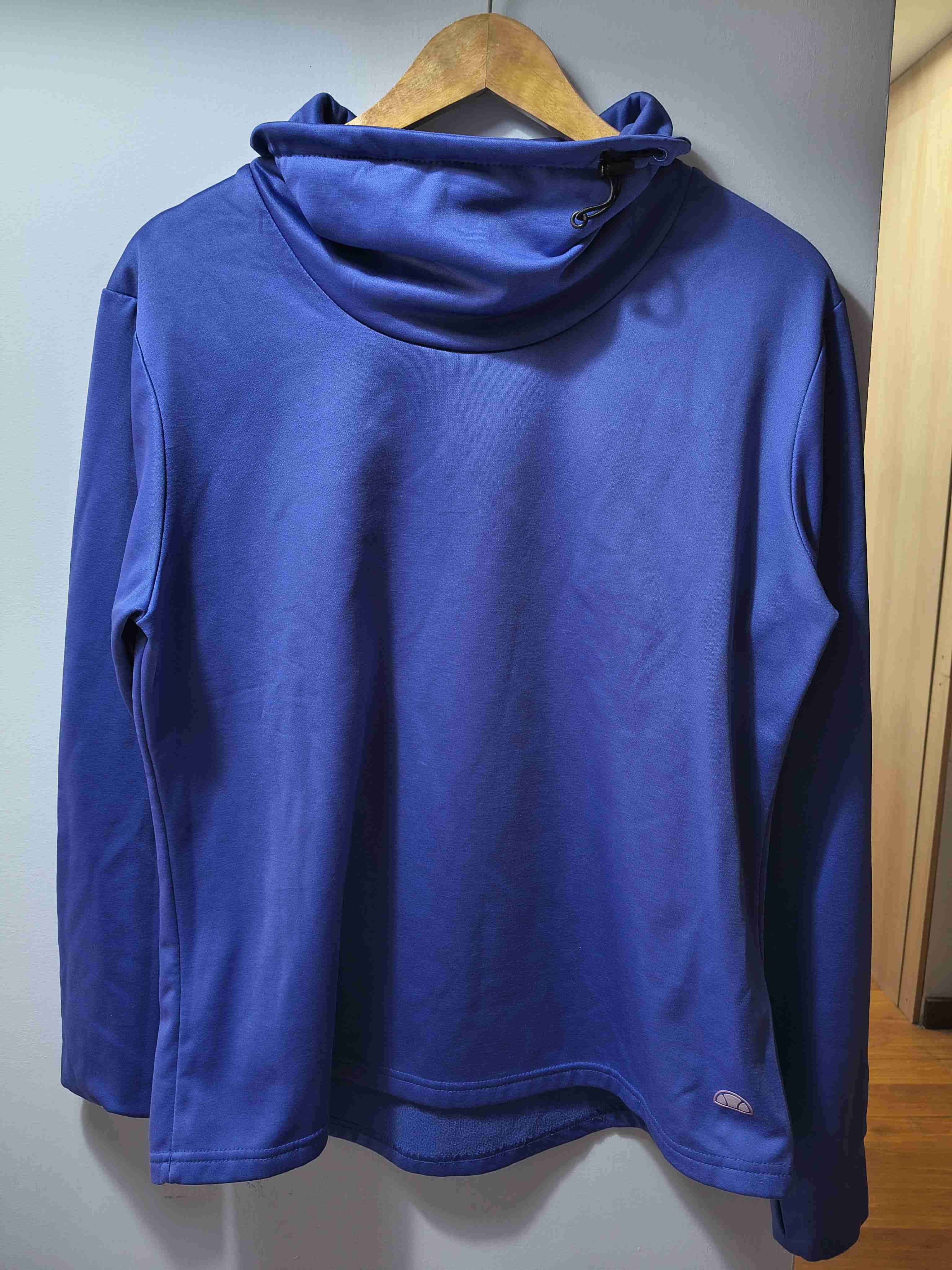 Polerón azul con cuello alto