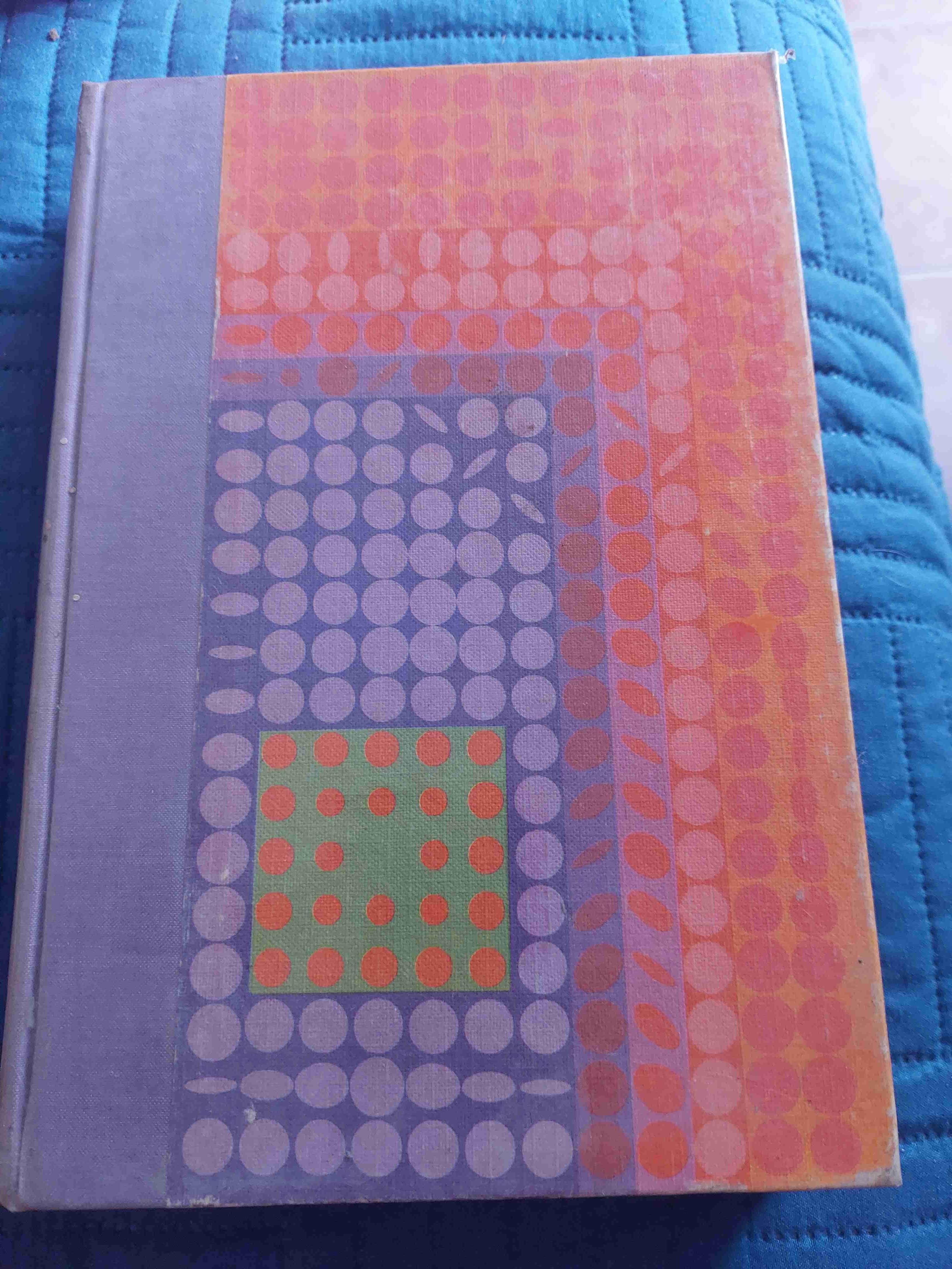 Libro con diseño geométrico - miniatura 1