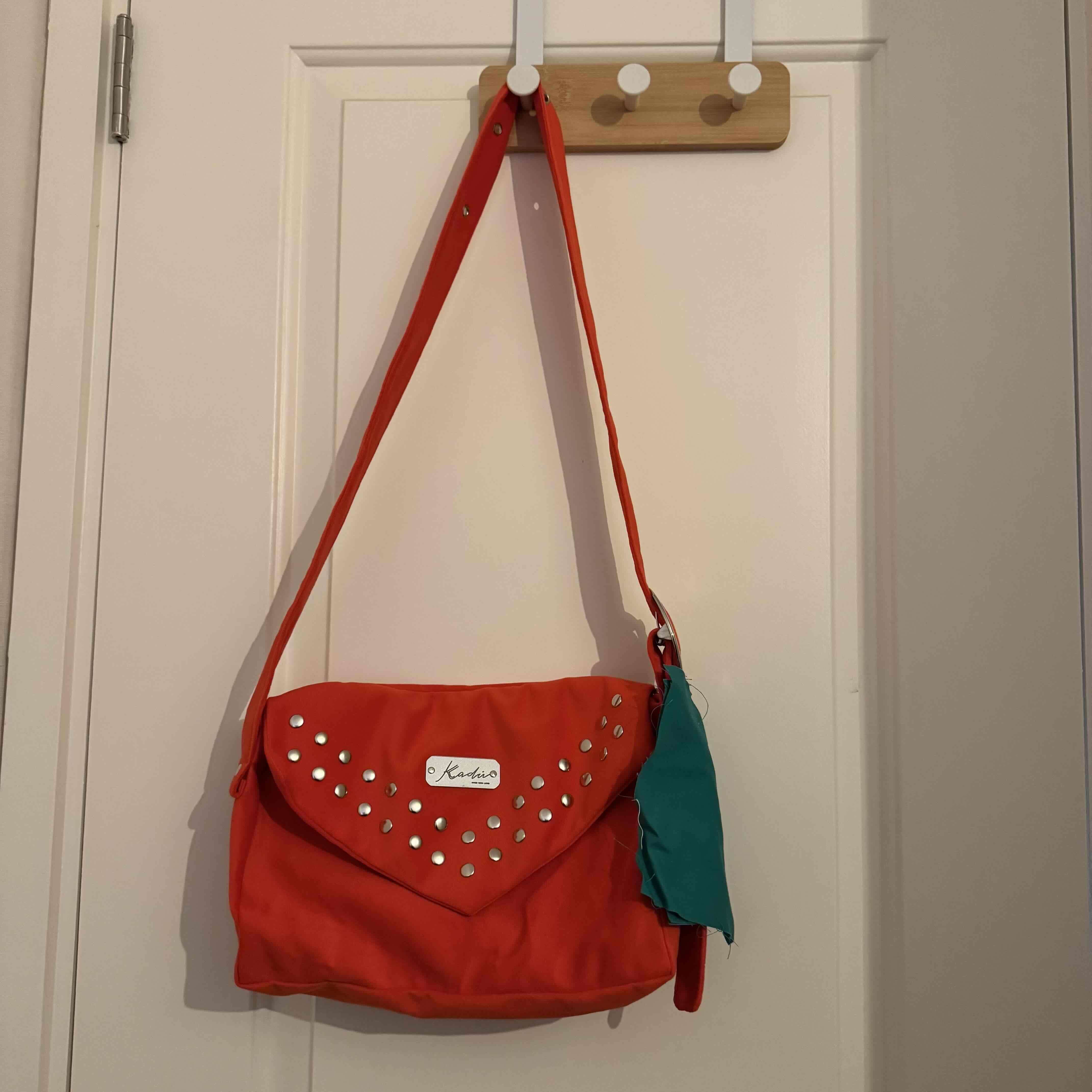 Cartera roja con detalles metálicos Kadú - miniatura 1