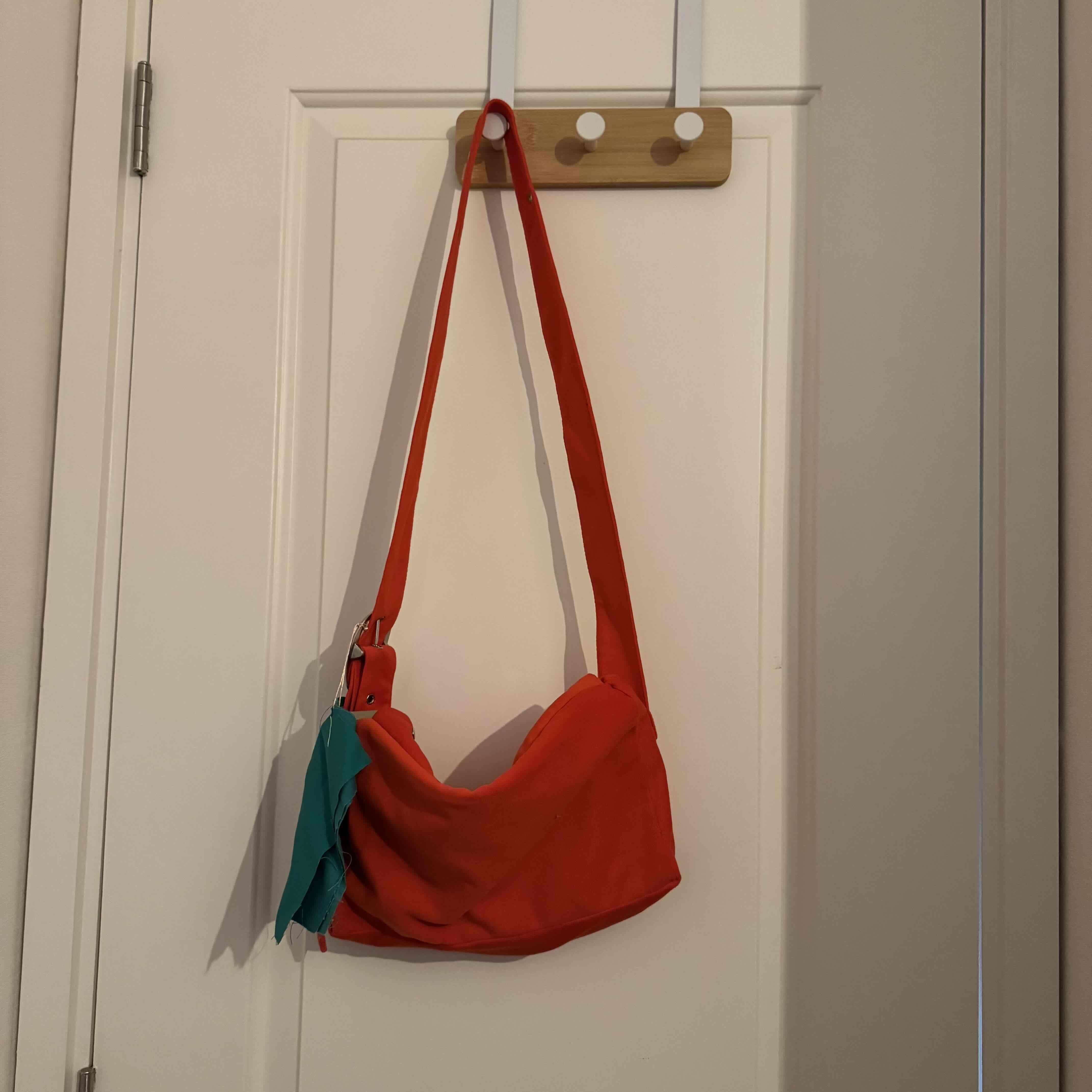 Cartera roja con detalles metálicos Kadú - miniatura 2