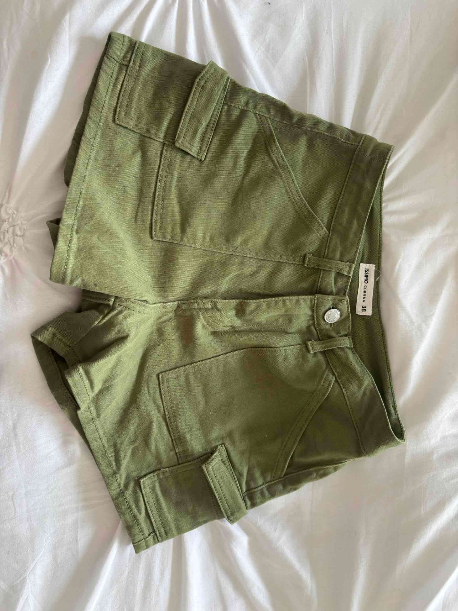Shorts verde oliva estilo cargo