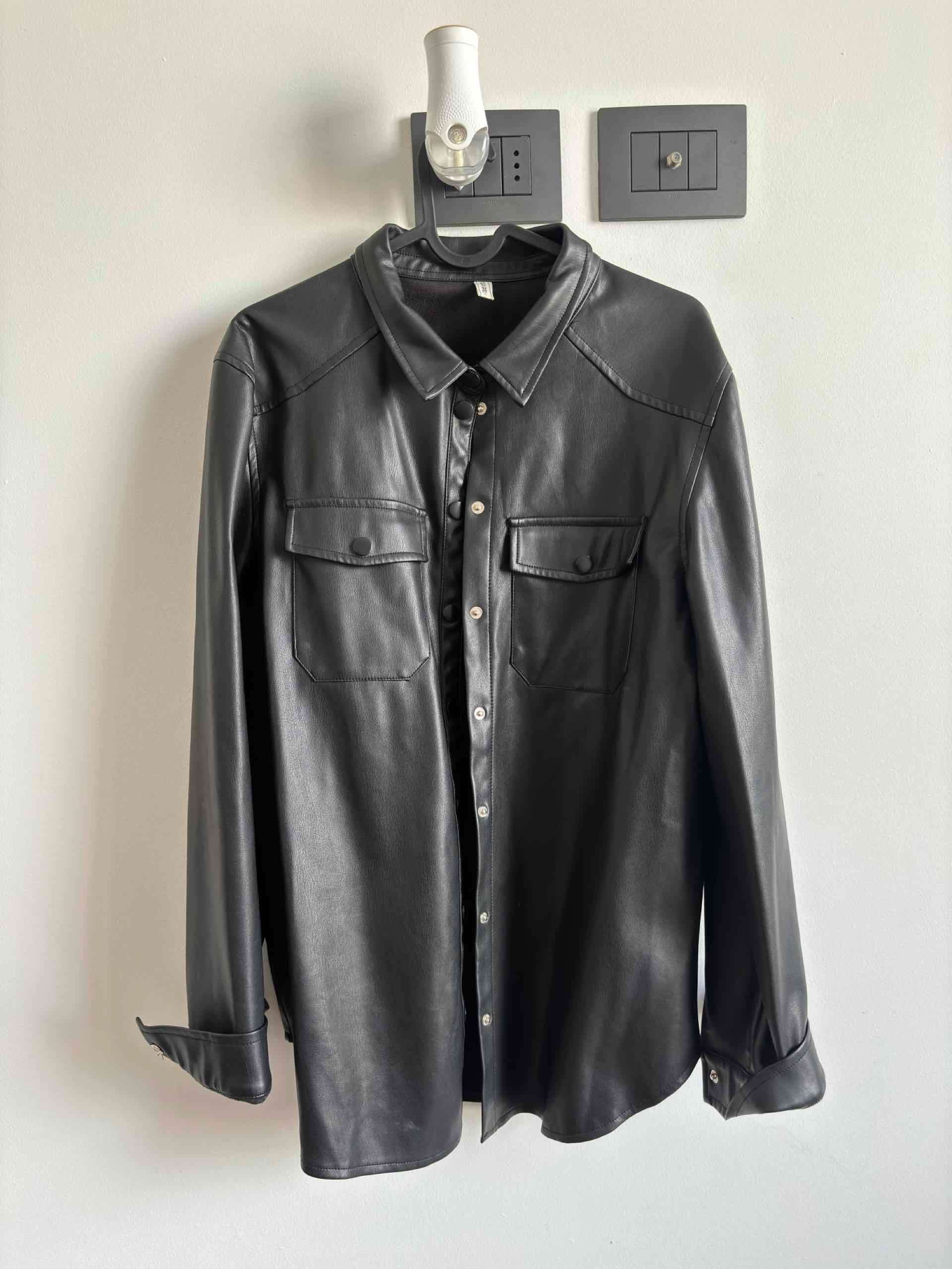 Camisa de cuero negra