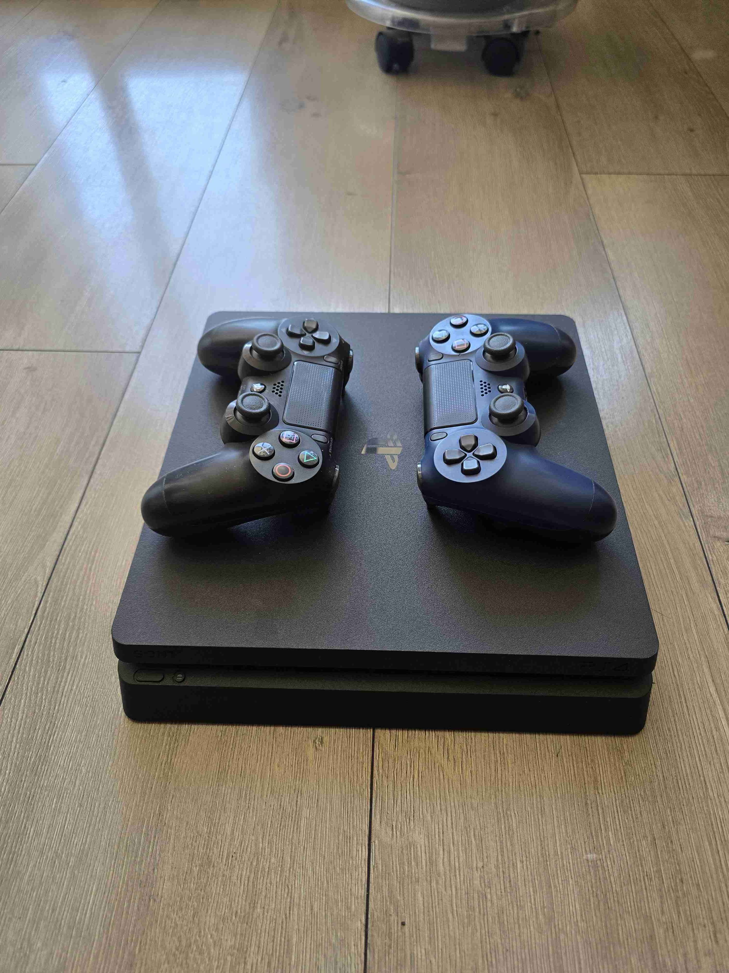 PS4 Slim 1TB + 2 controles 🎮 Excelente estado - miniatura 2