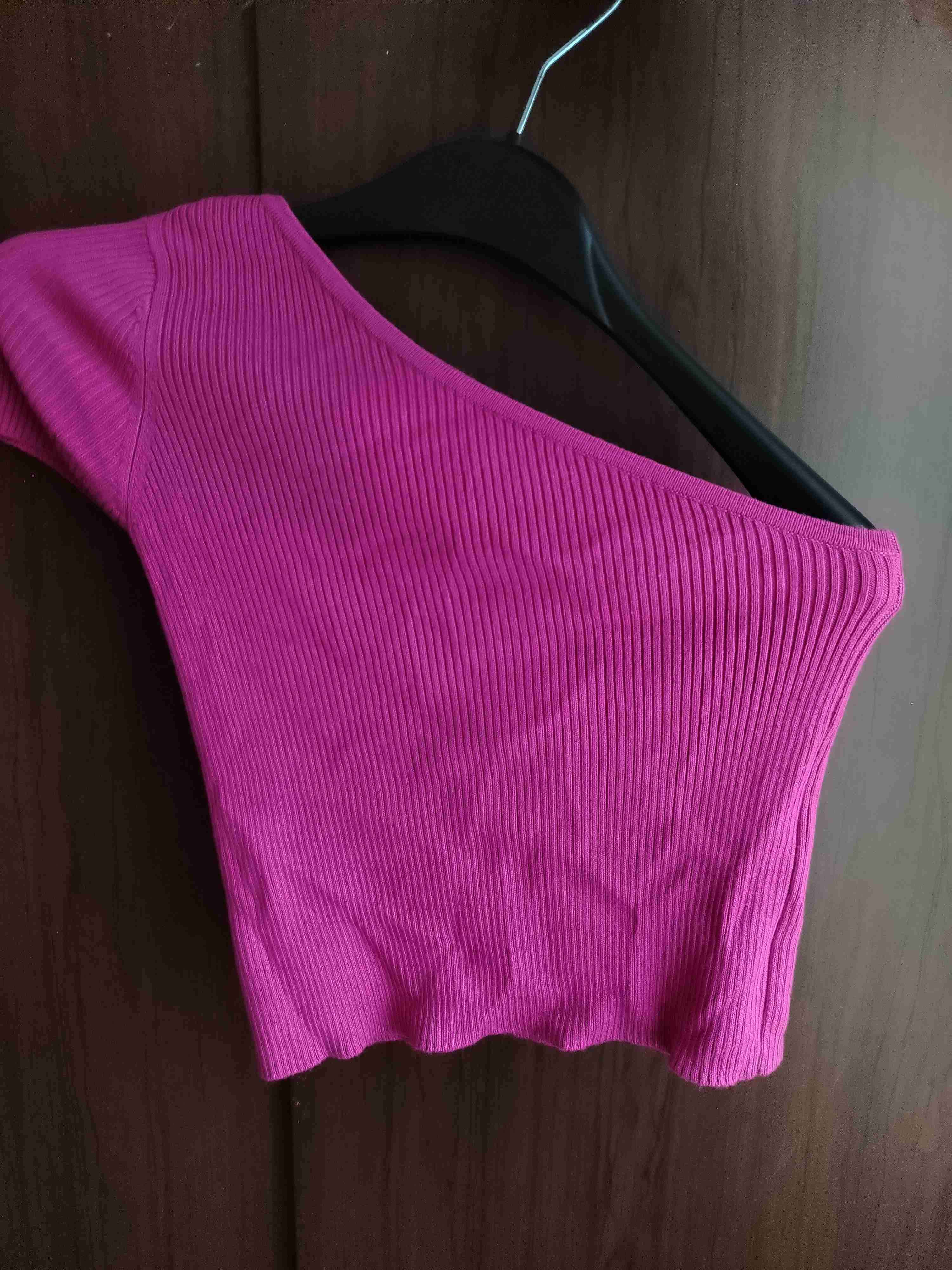 Crop top fucsia un hombro - miniatura 1