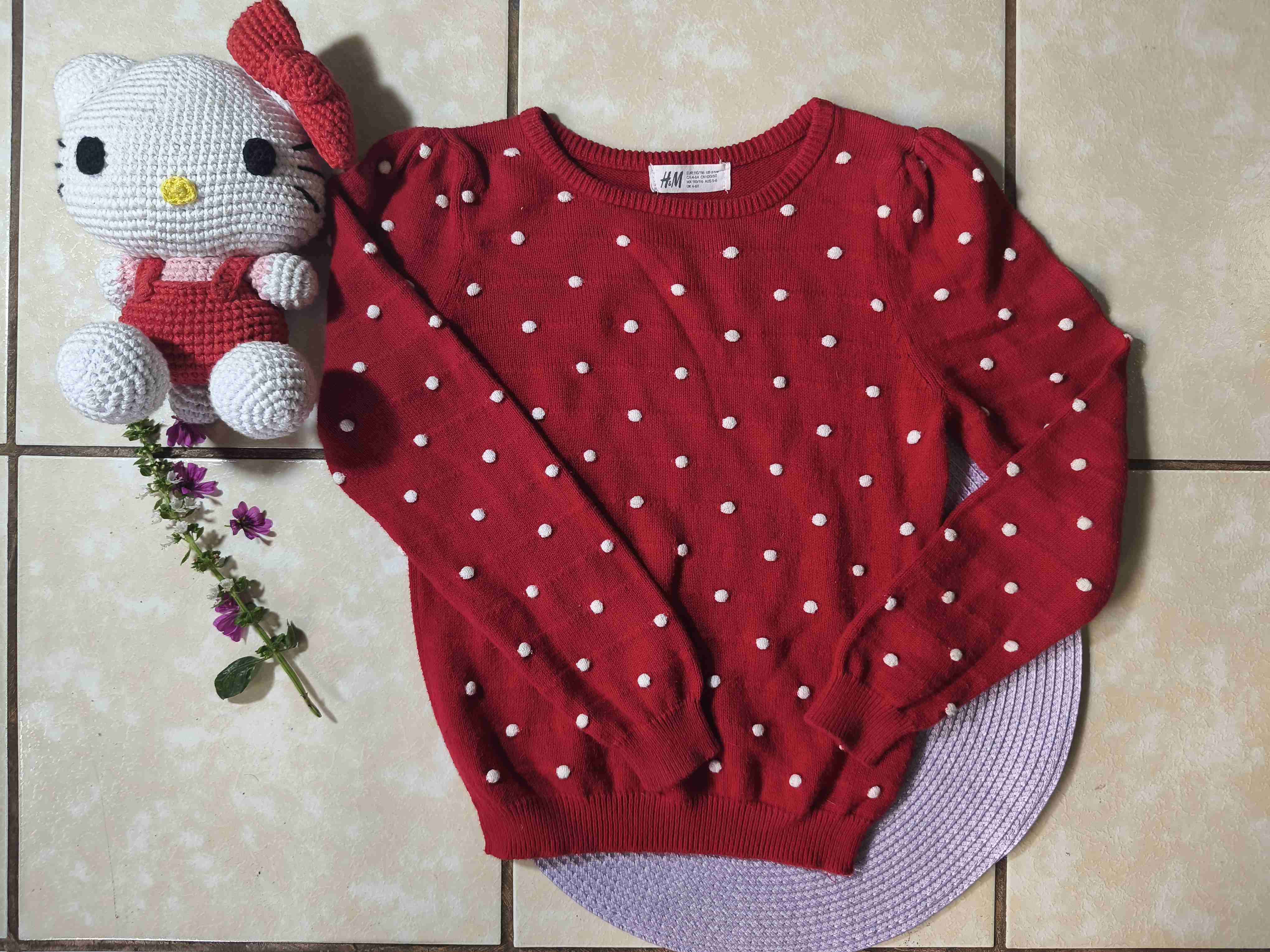 Suéter rojo con lunares blancos