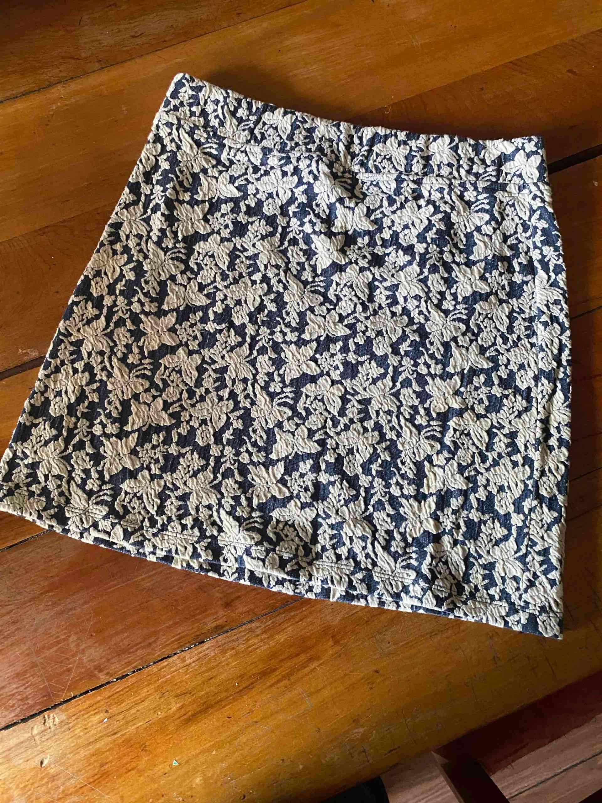 Mini falda floral azul y blanco - miniatura 1