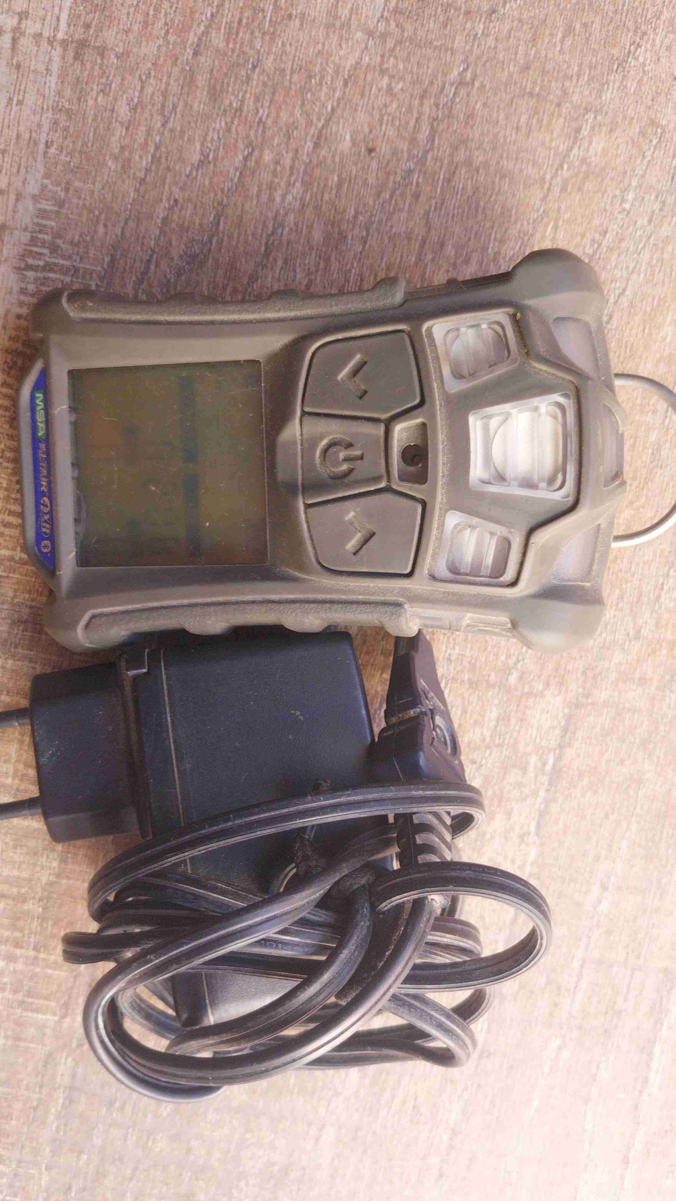 Detector de gas portátil con cargador - miniatura 1