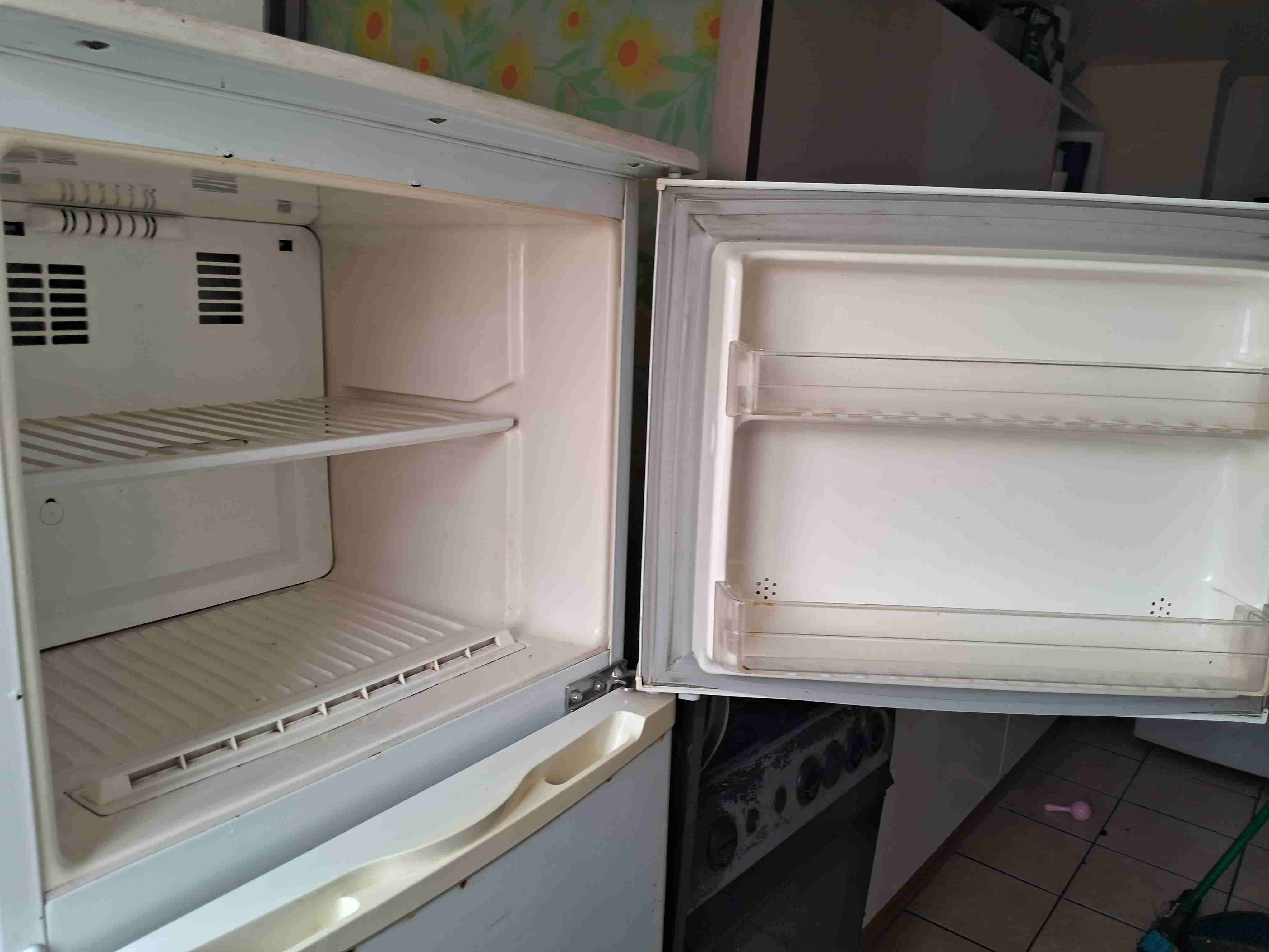 Refrigerador pequeño blanco - miniatura 1