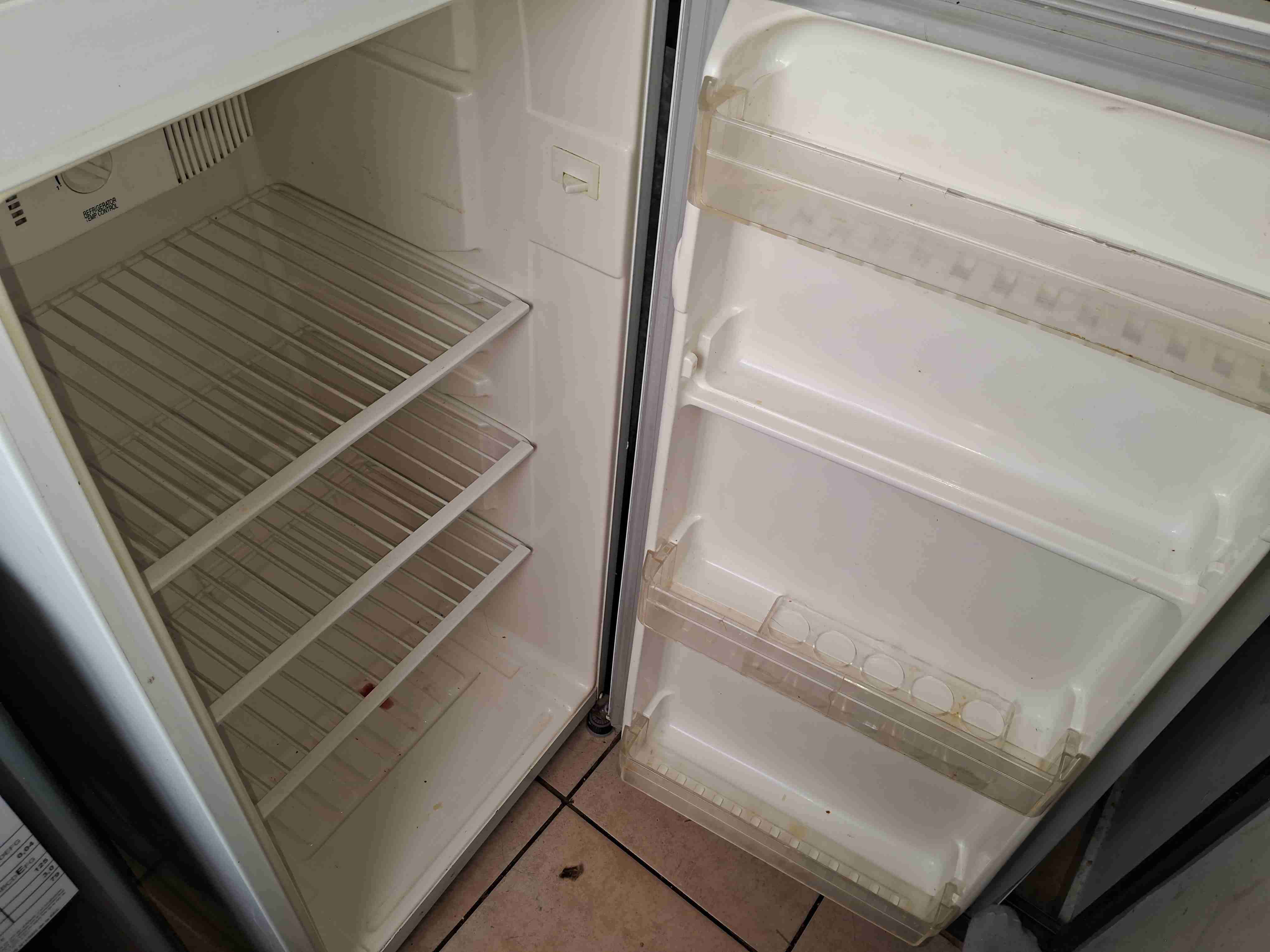 Refrigerador pequeño blanco - miniatura 4