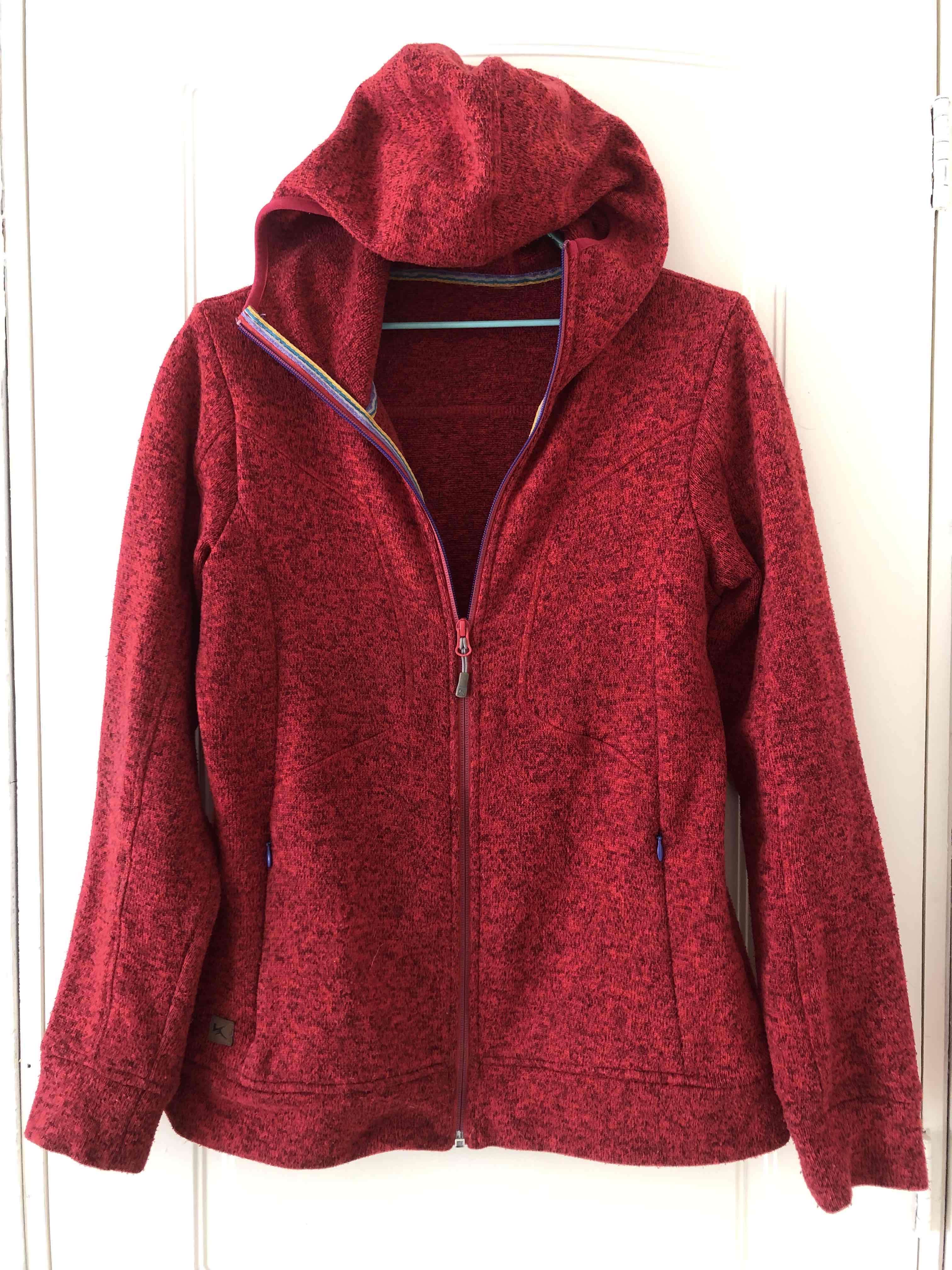 Chaqueta roja con capucha