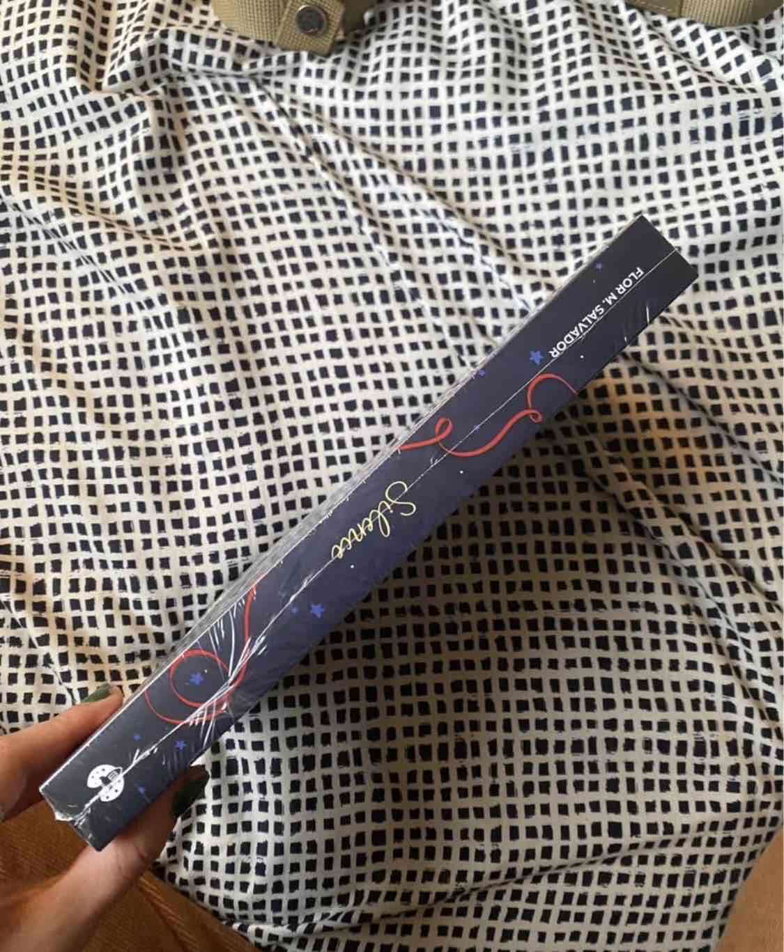 Libro 'Silence' Flor M. Salvador - miniatura 2