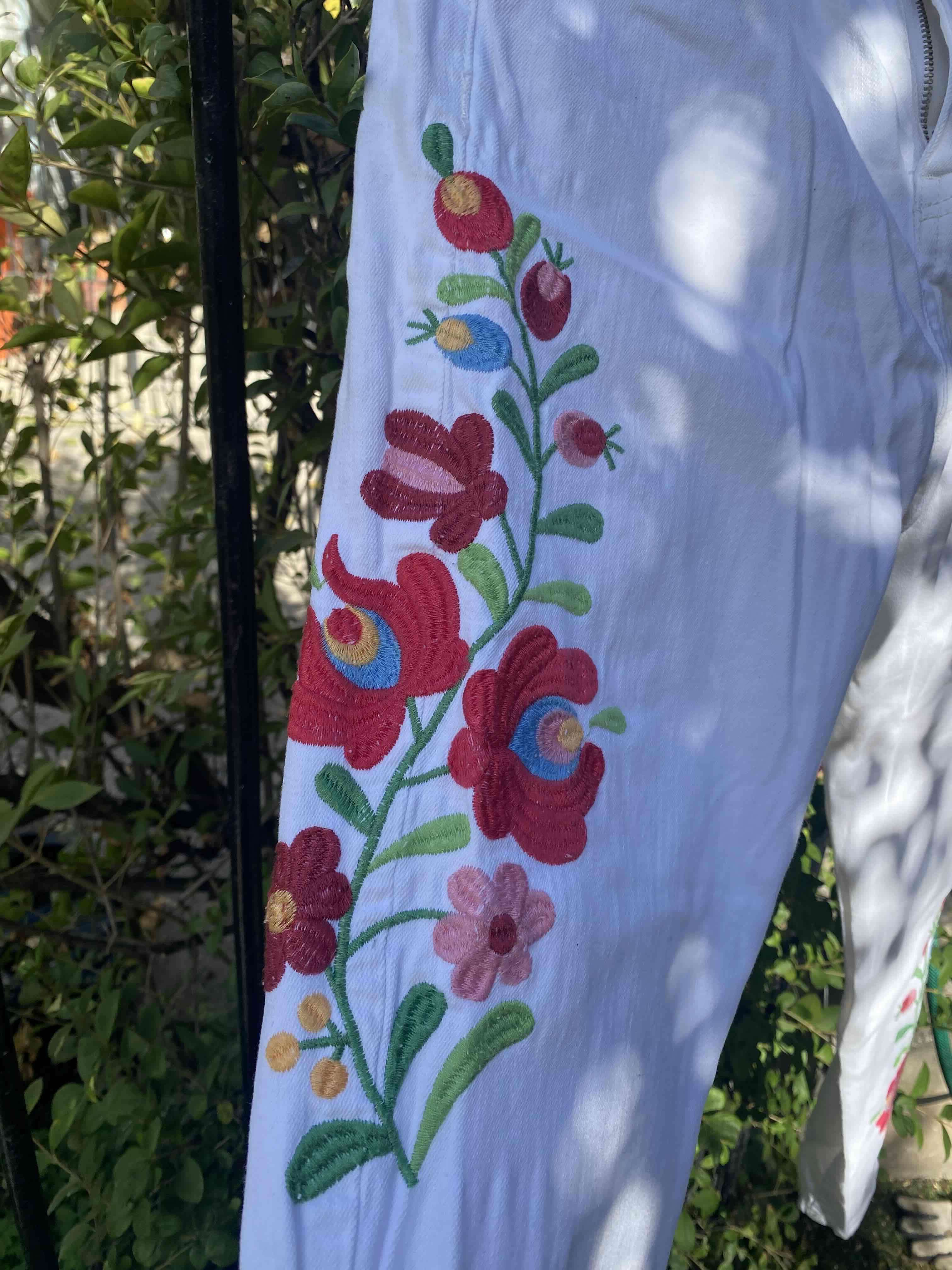 Pantalones blancos bordados - miniatura 2