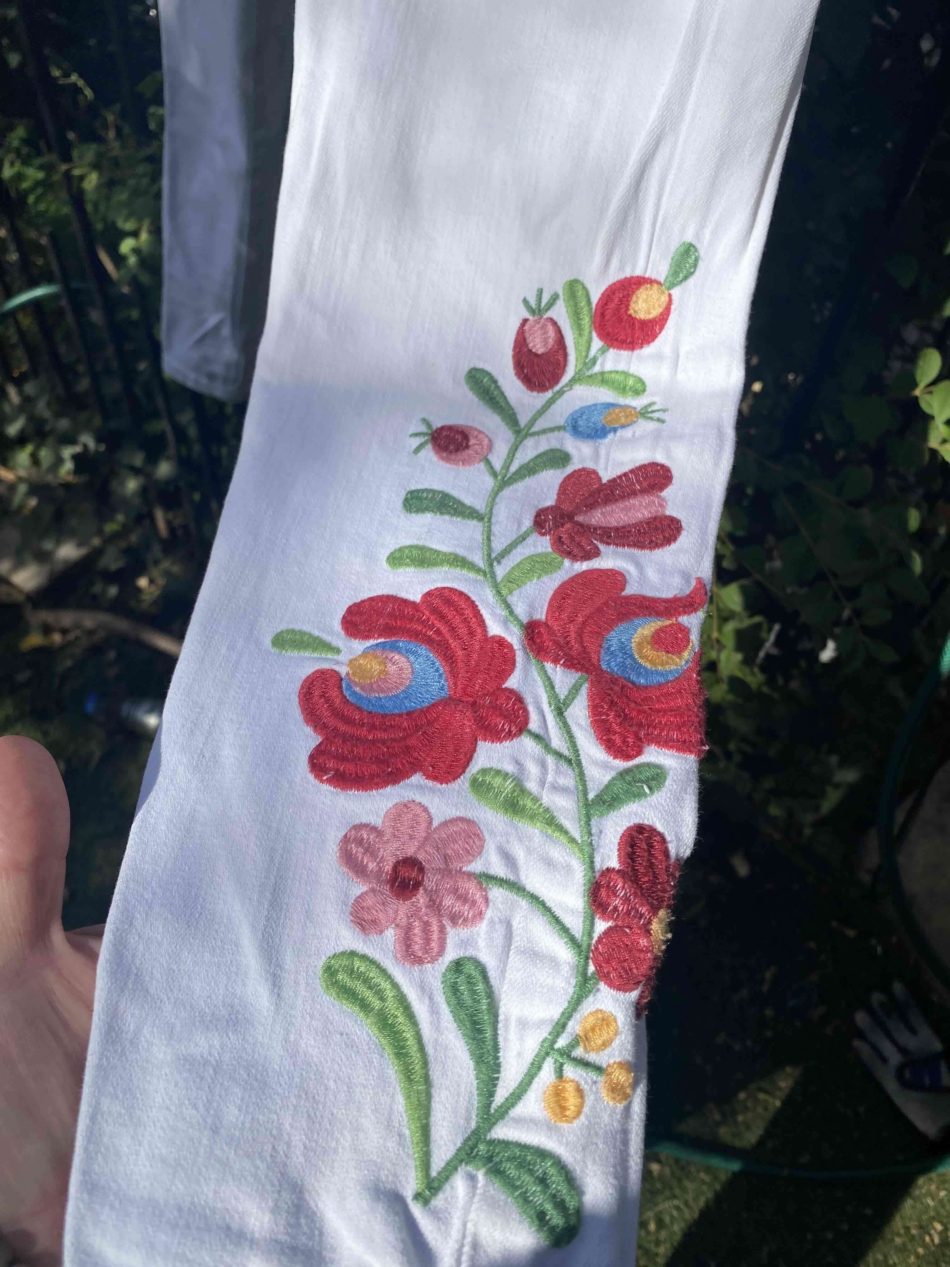 Pantalones blancos bordados - miniatura 3