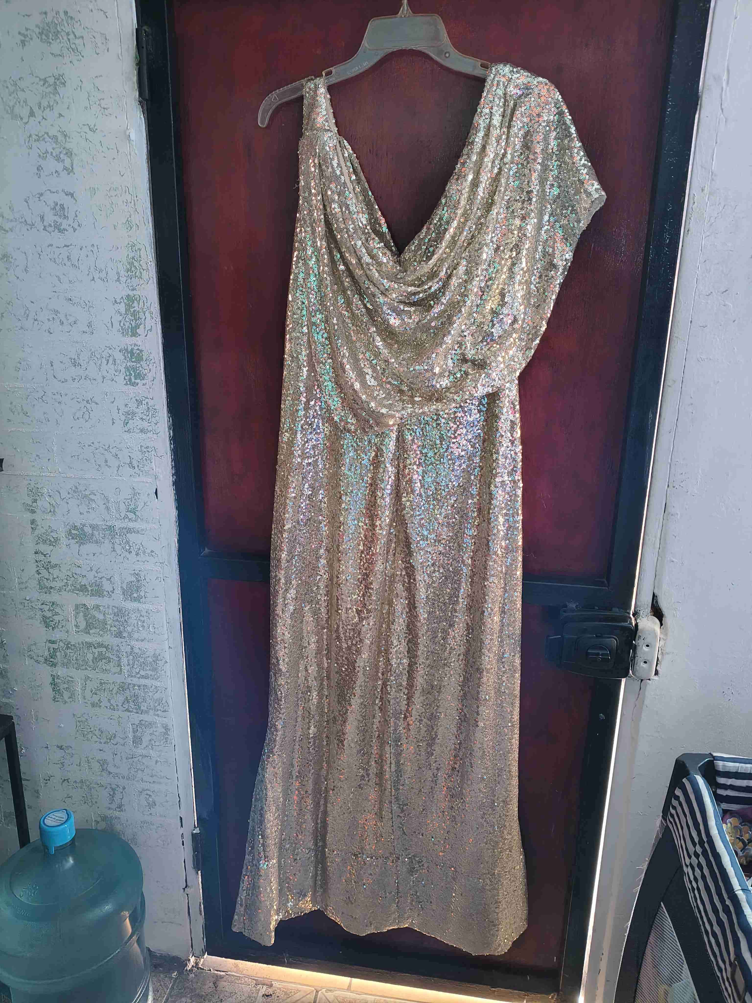 Vestido largo con lentejuelas doradas