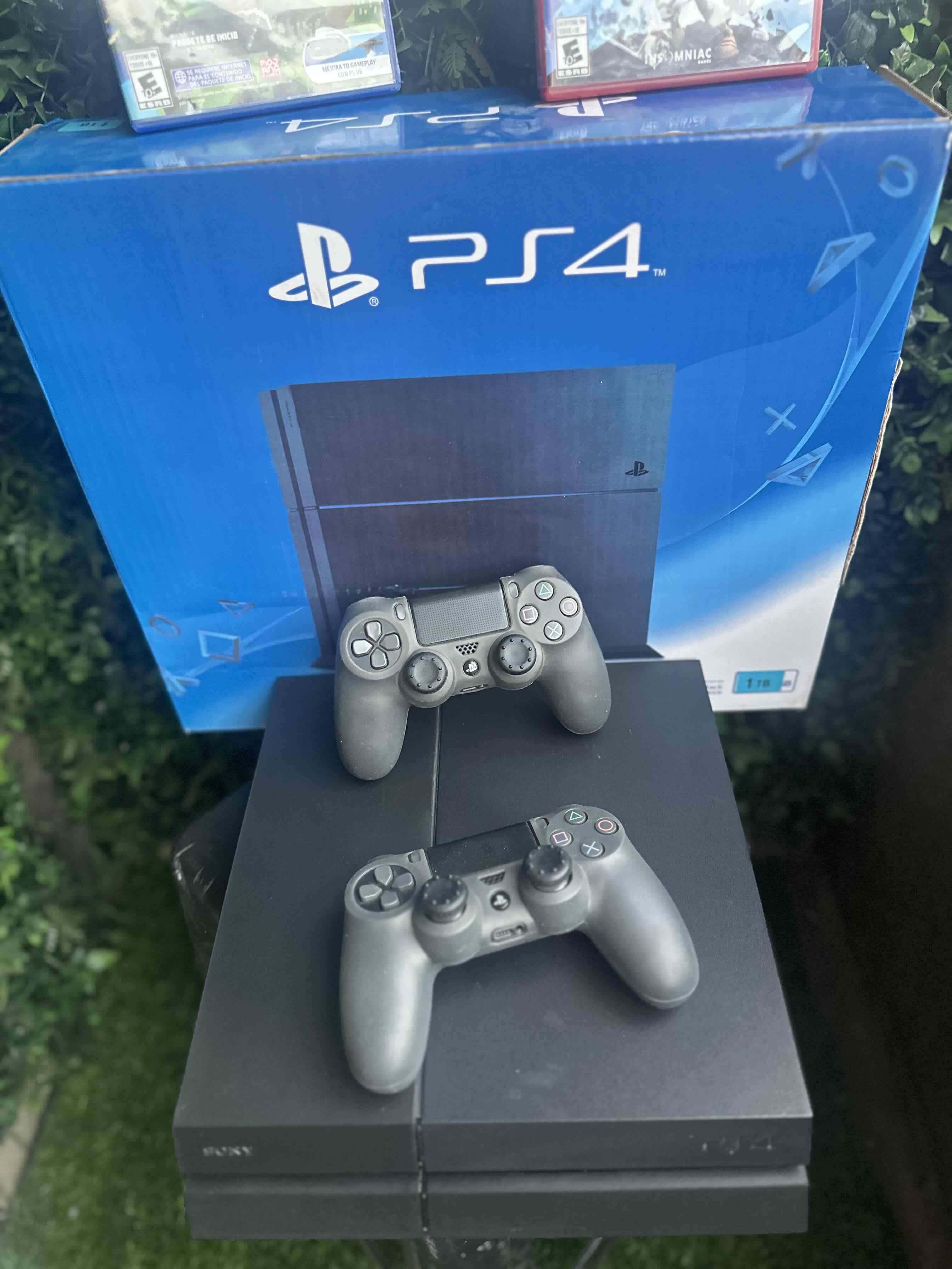 Consola PS4 con dos juegos - miniatura 2