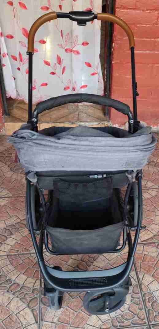 Coche de bebé gris usado - miniatura 3
