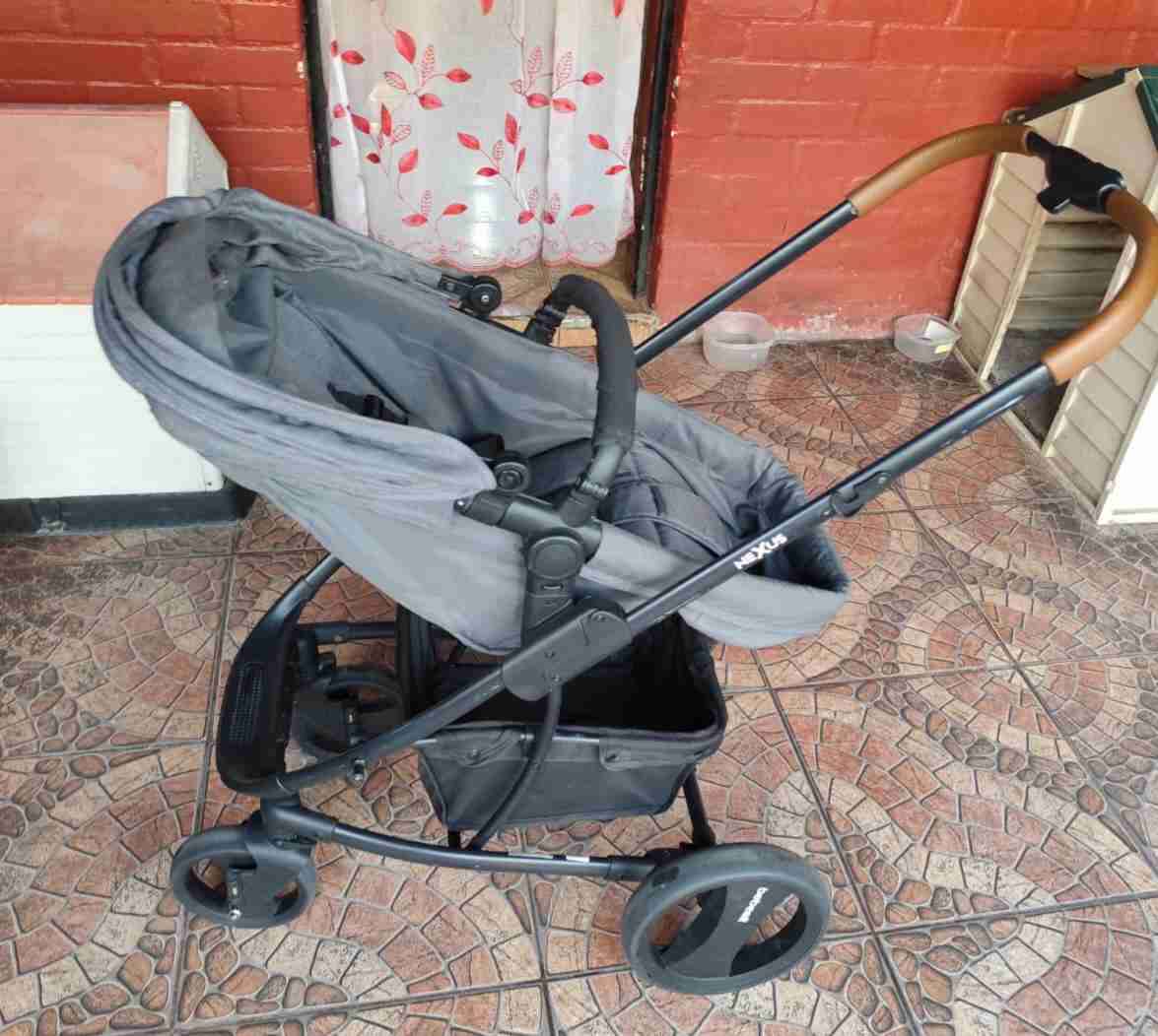 Coche de bebé gris usado - miniatura 4