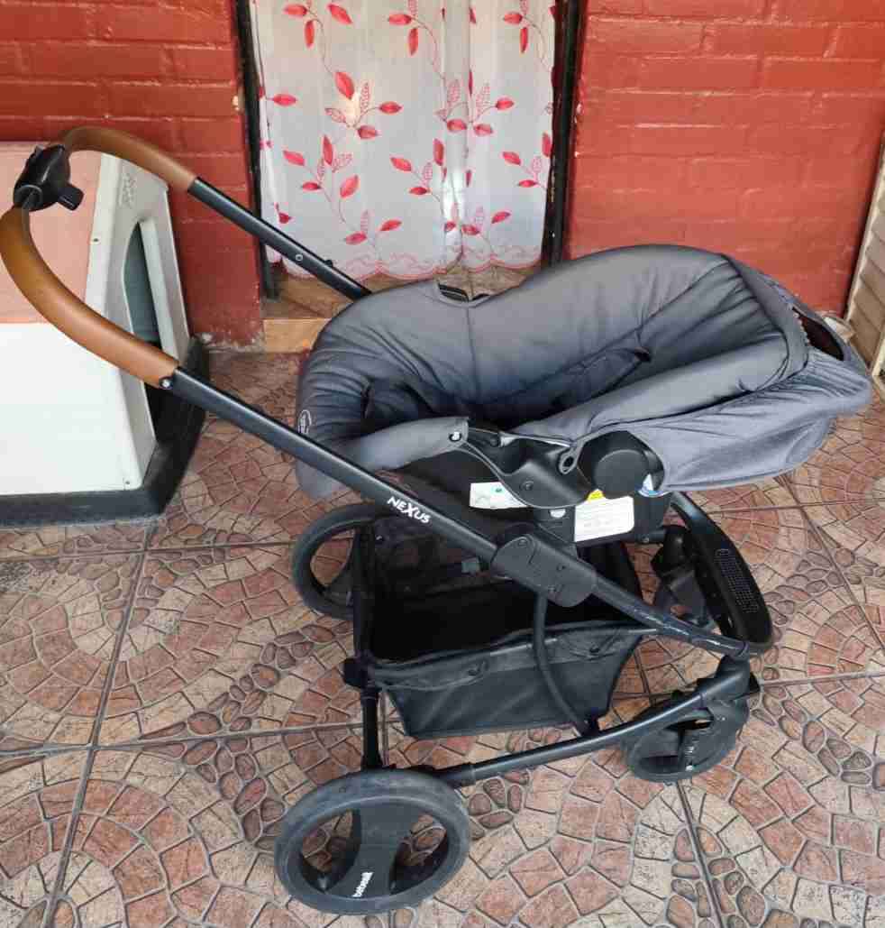 Coche de bebé gris usado - miniatura 5