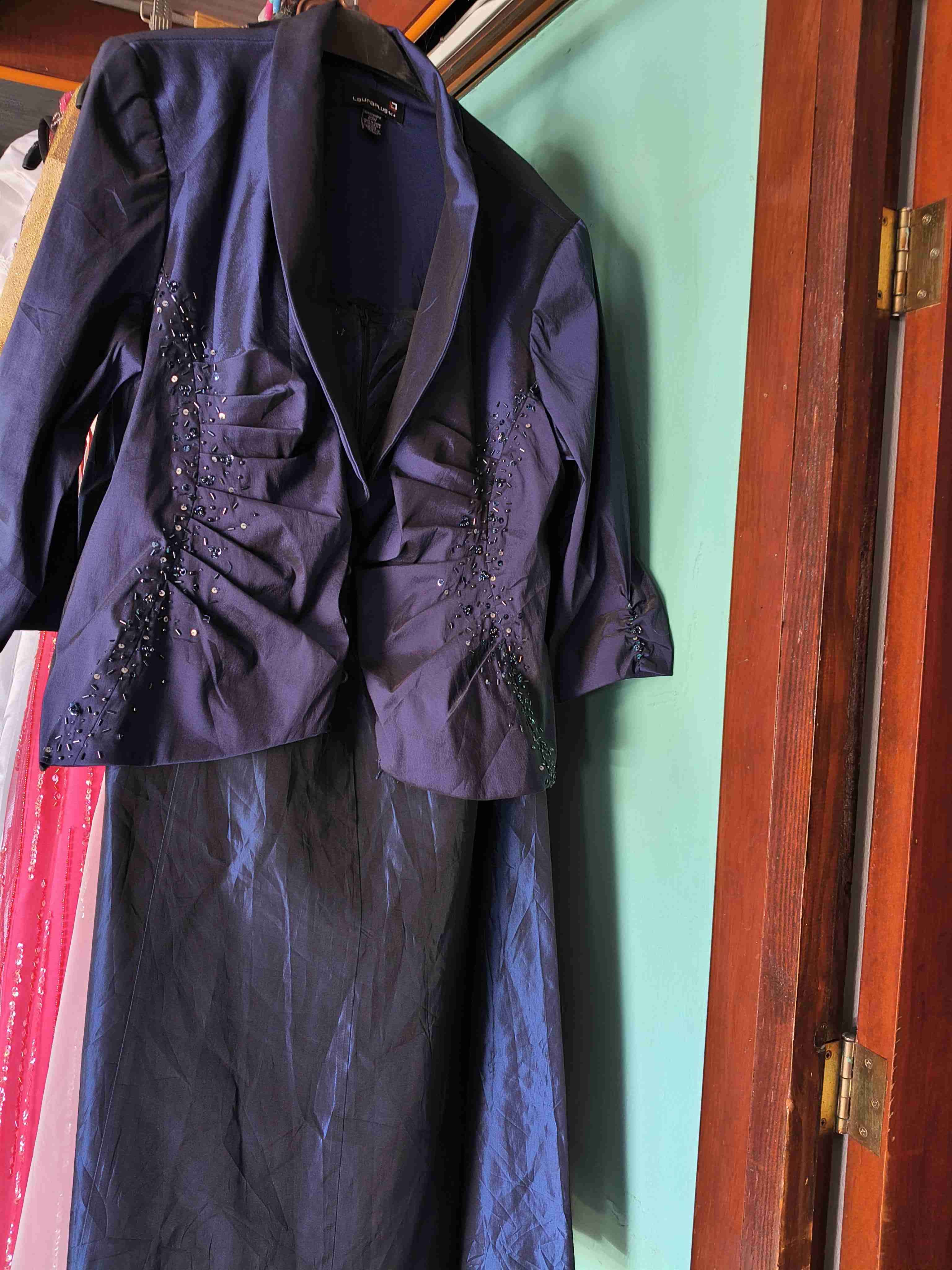 Vestido azul con chaqueta elegante